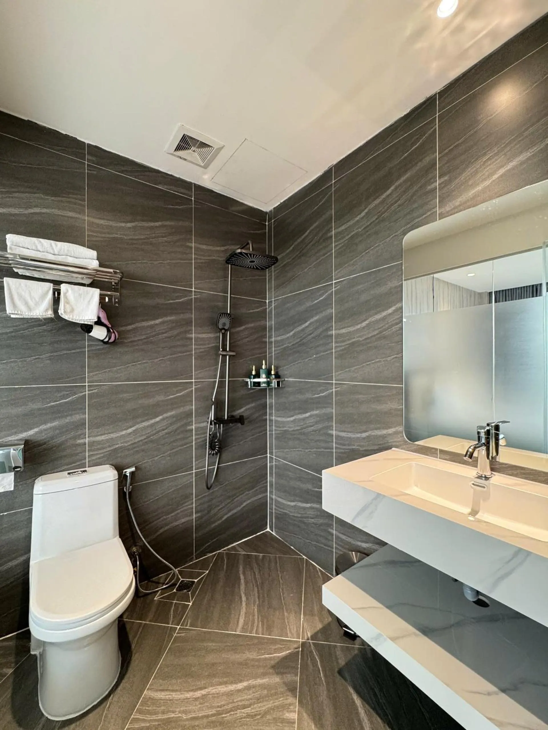 Shower in 22Land Moon West Lake