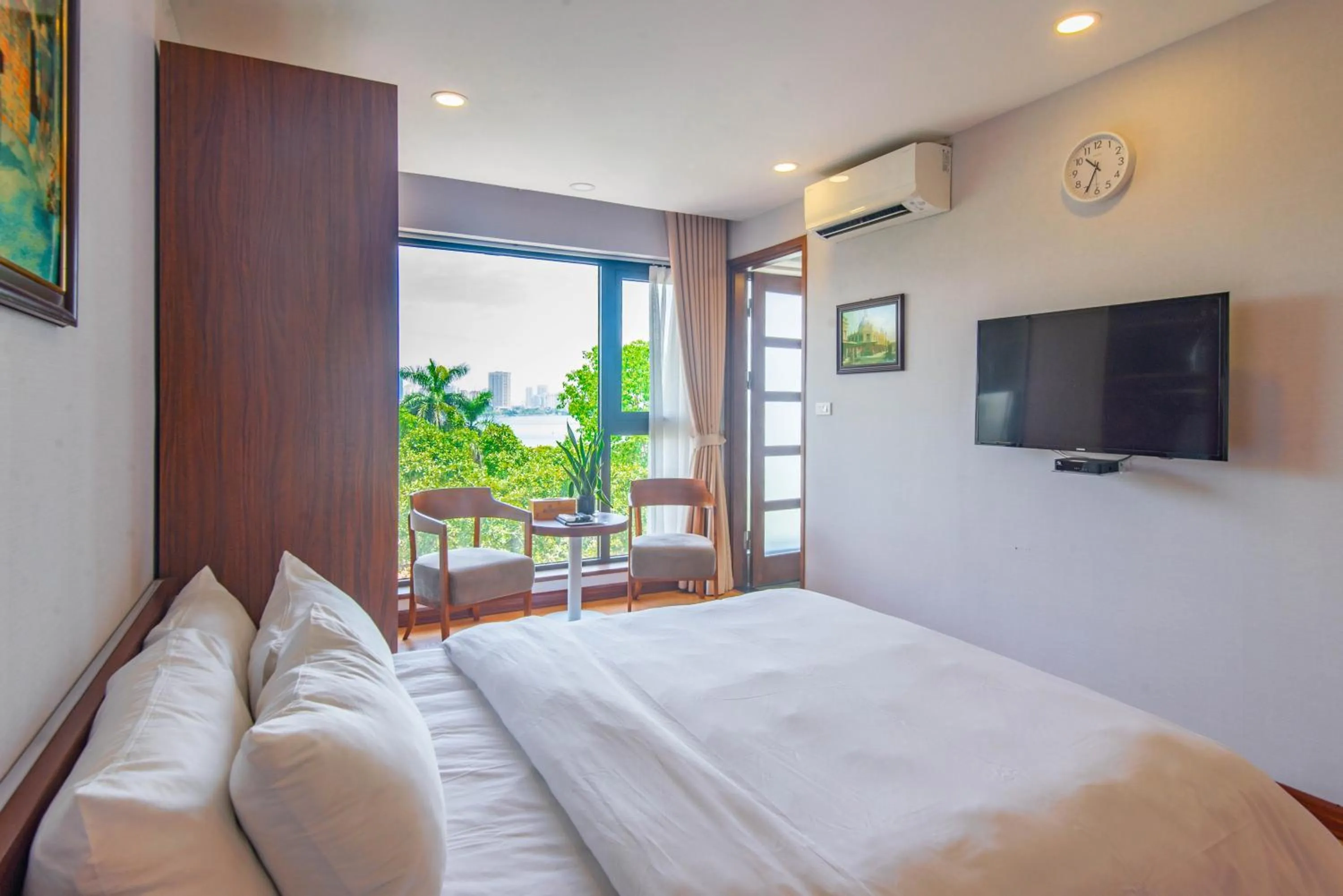 Communal lounge/ TV room, Bed in 22Land Moon West Lake