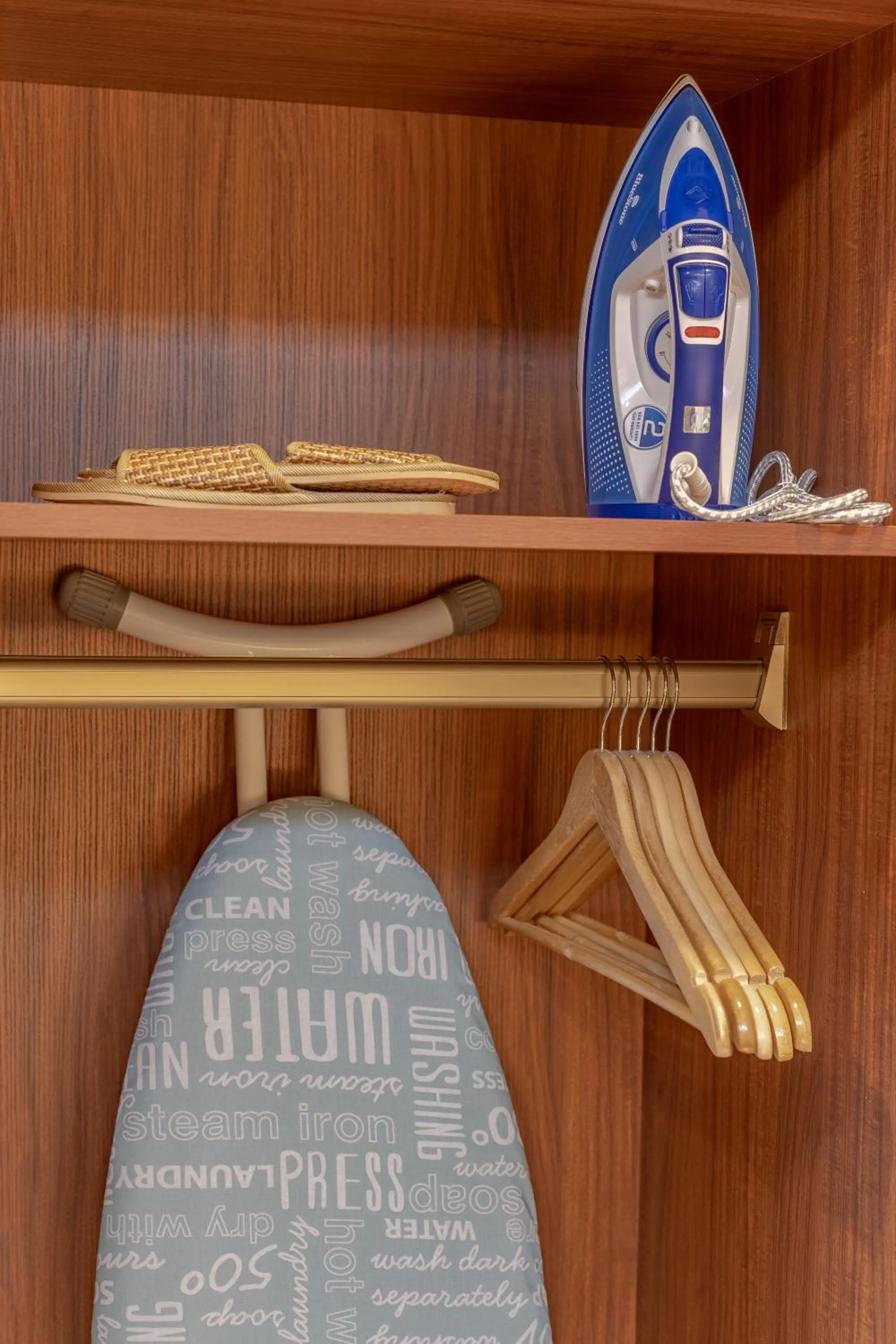 Property logo or sign in 22Land Moon West Lake