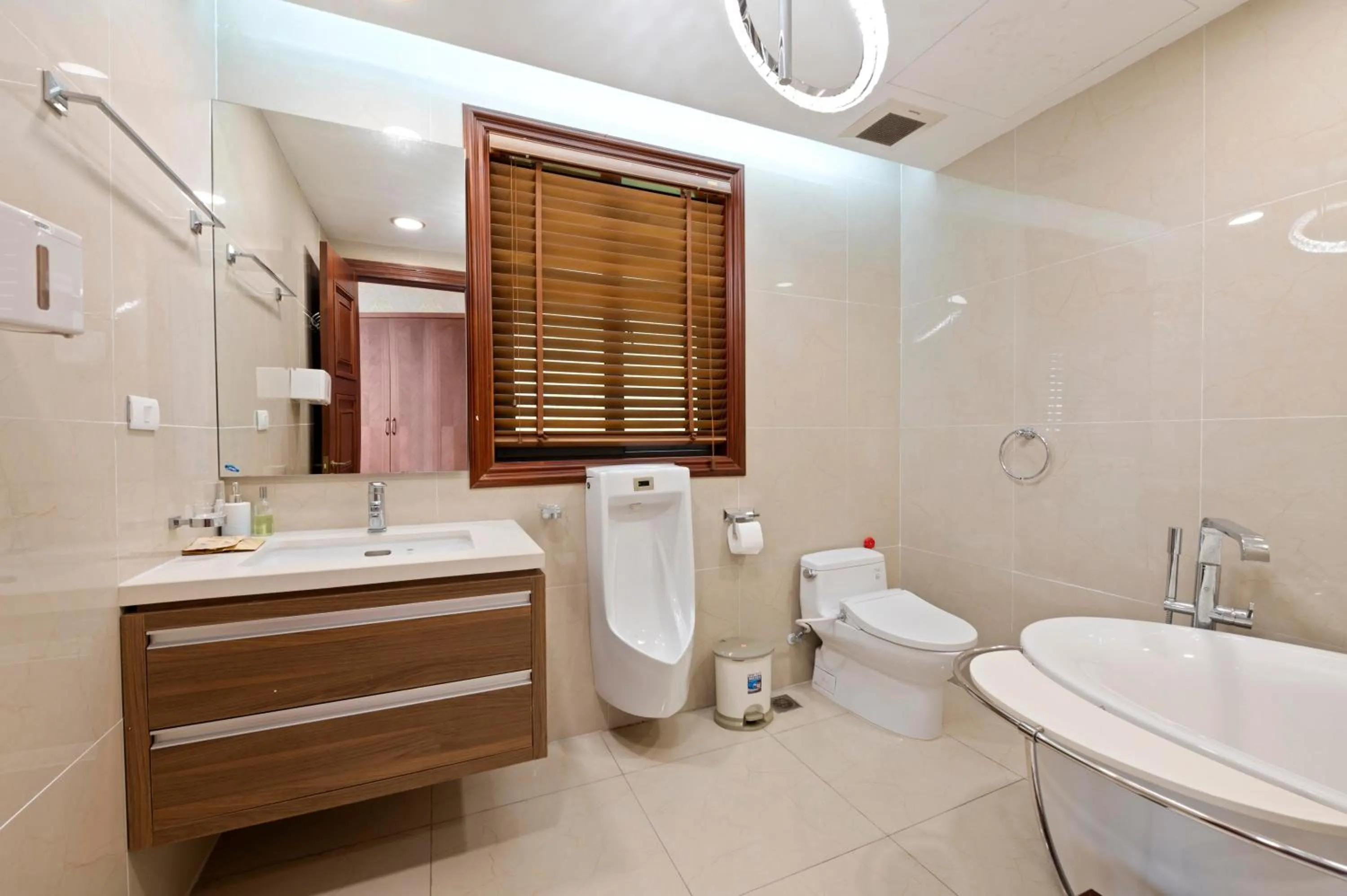 Shower in 22Land Moon West Lake