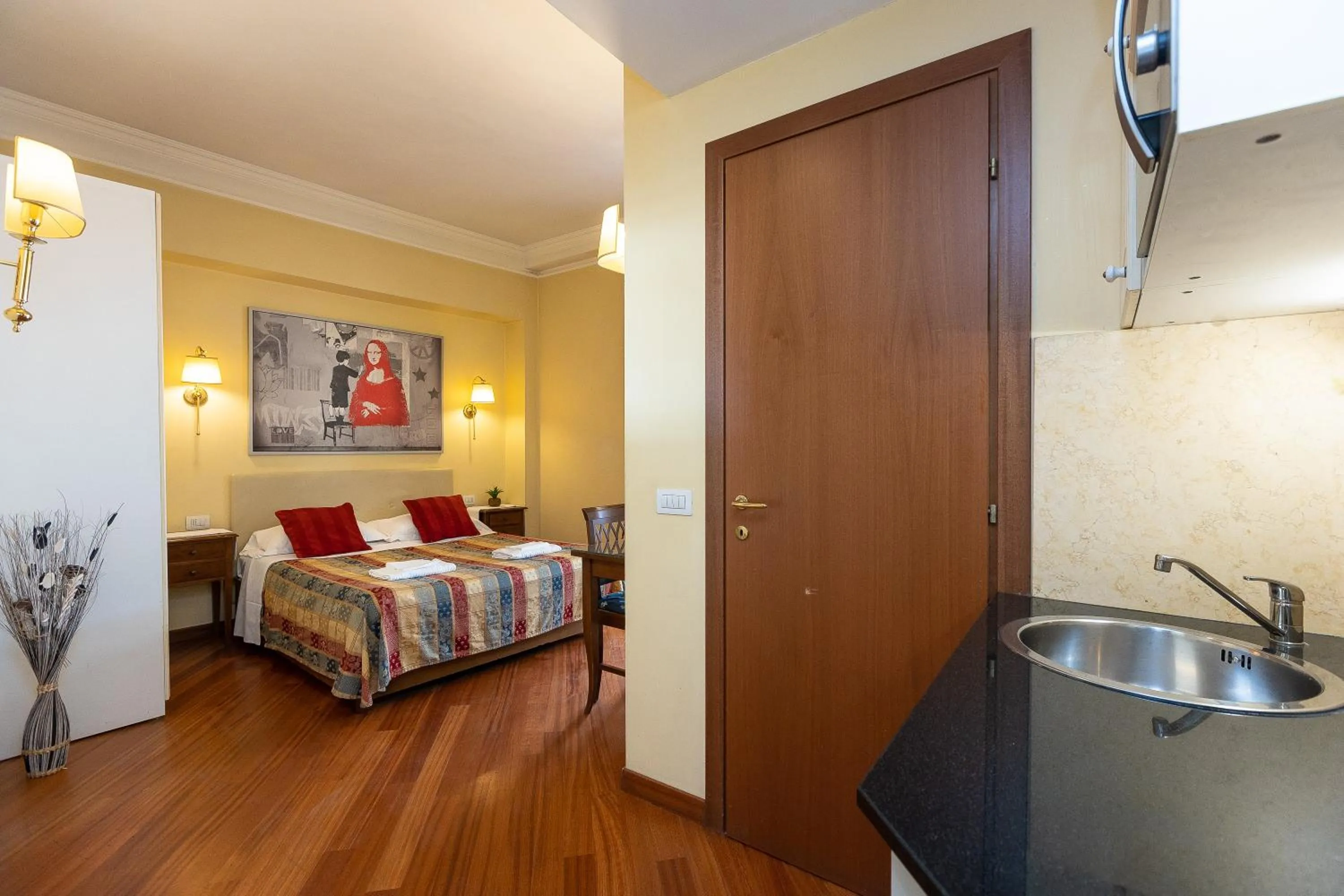 Photo of the whole room, Bed in InternoUno Deluxe