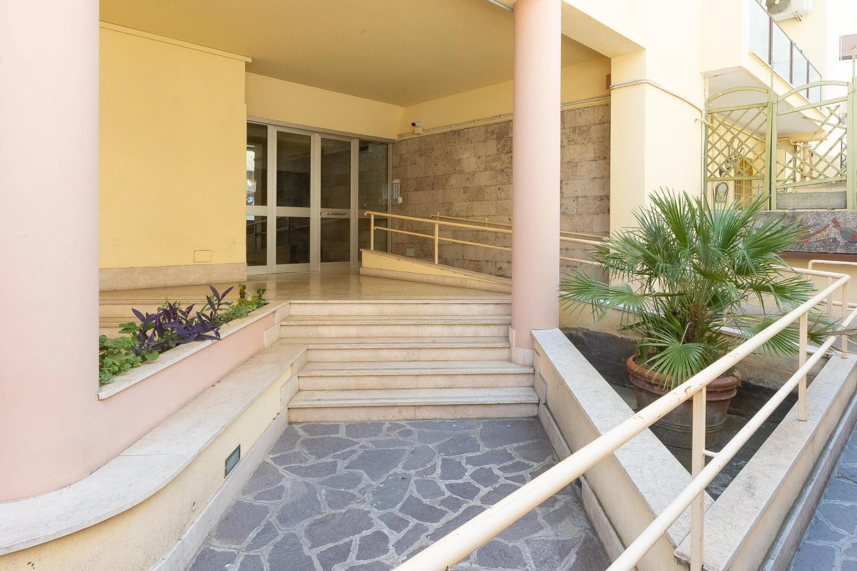 Property building in InternoUno Deluxe