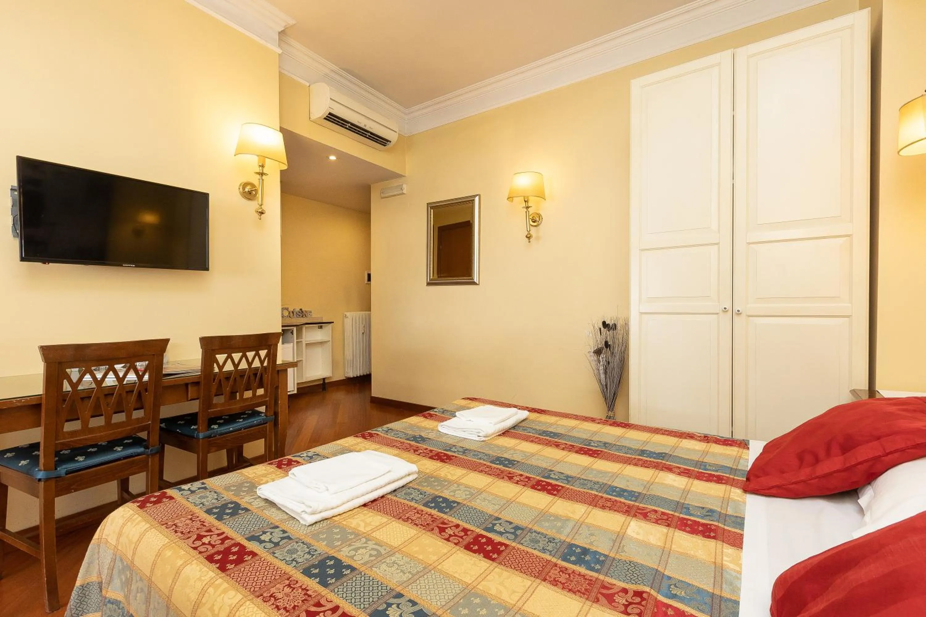 Photo of the whole room, Bed in InternoUno Deluxe