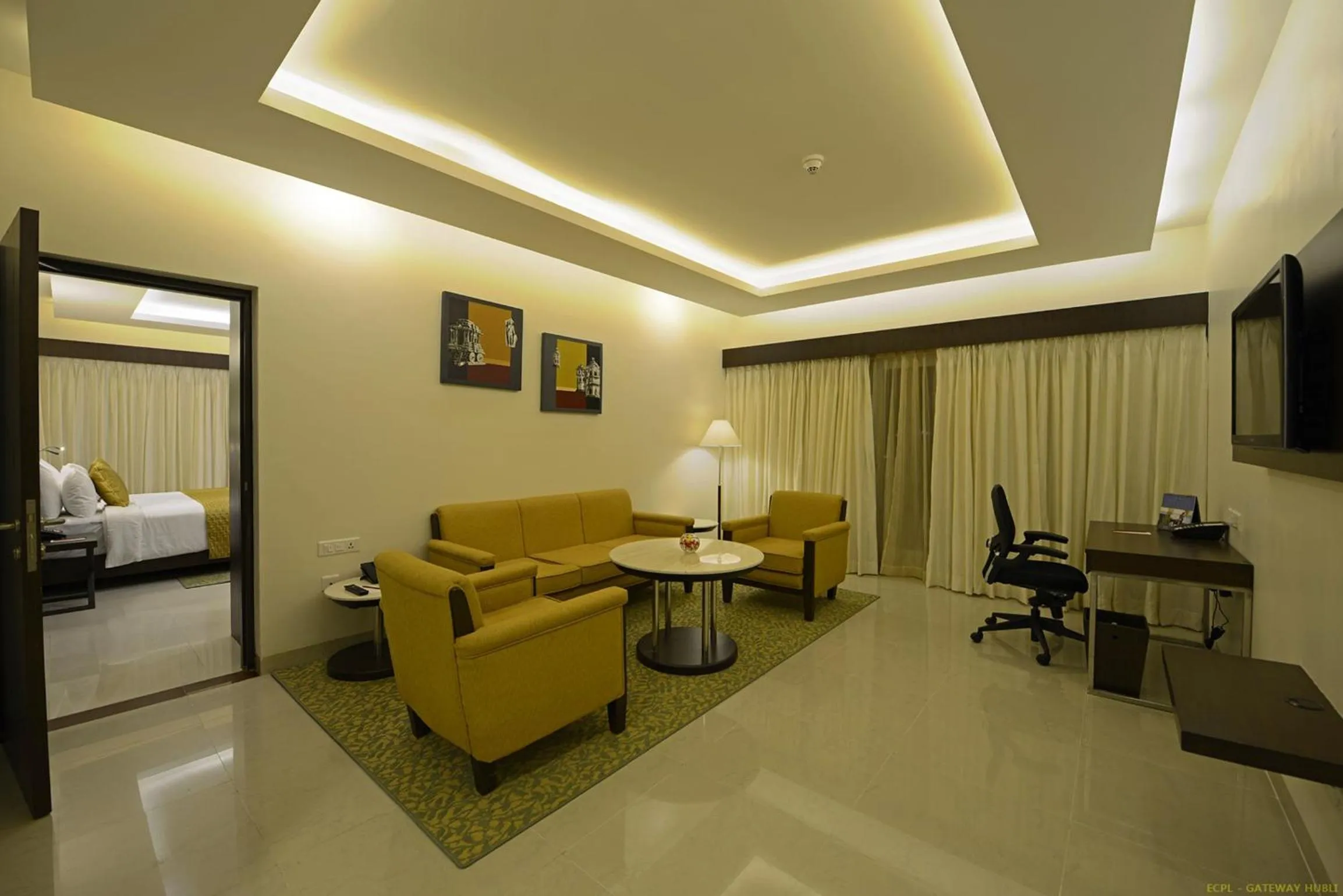 TV and multimedia, Bed in Hotel Naveen Lakeside