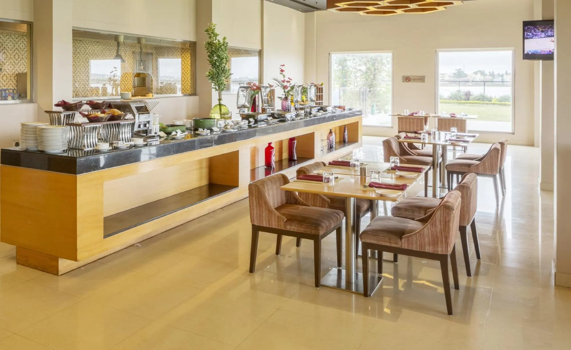 Food and drinks in Hotel Naveen Lakeside