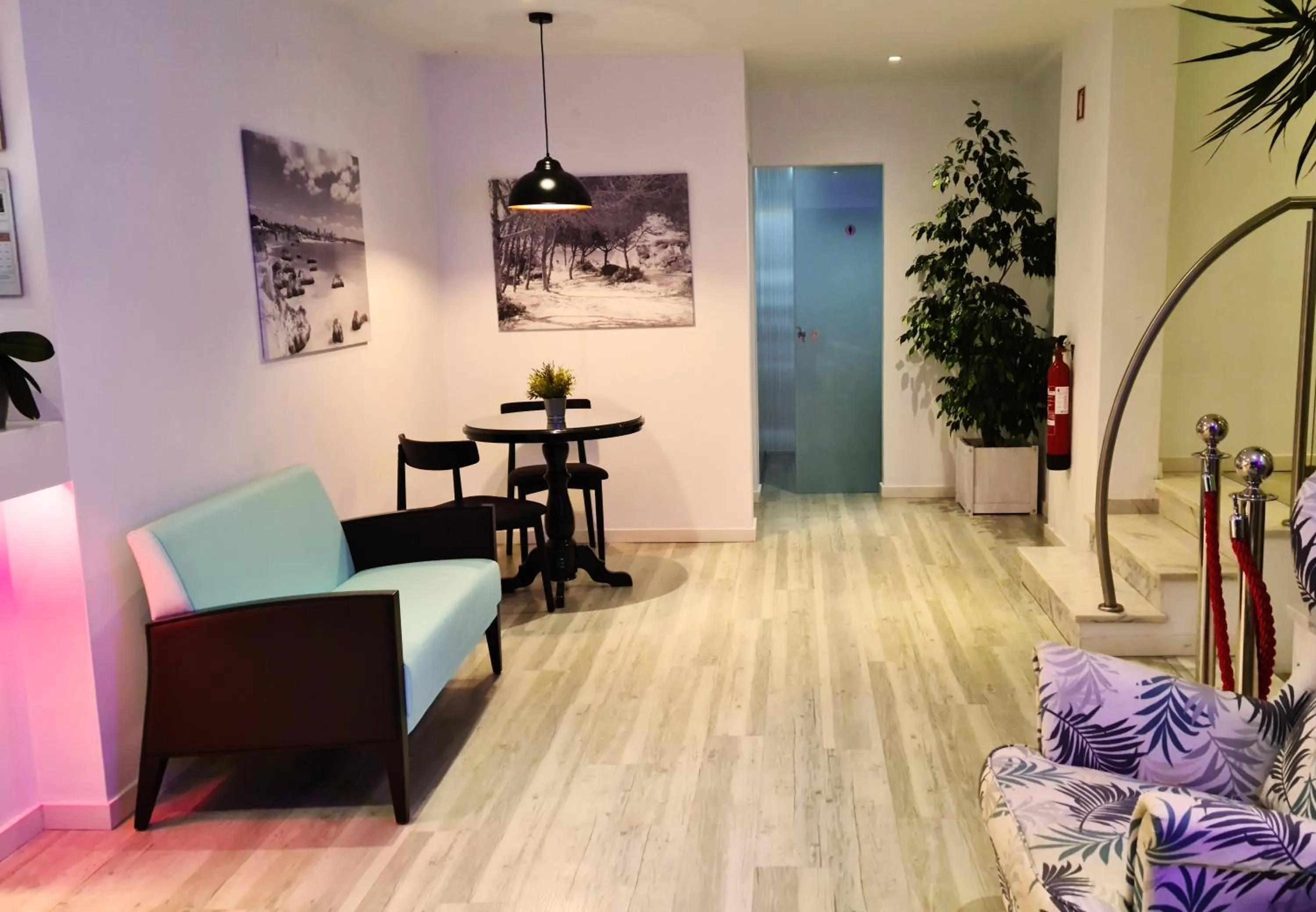 Communal lounge/ TV room in Hotel Alcaide