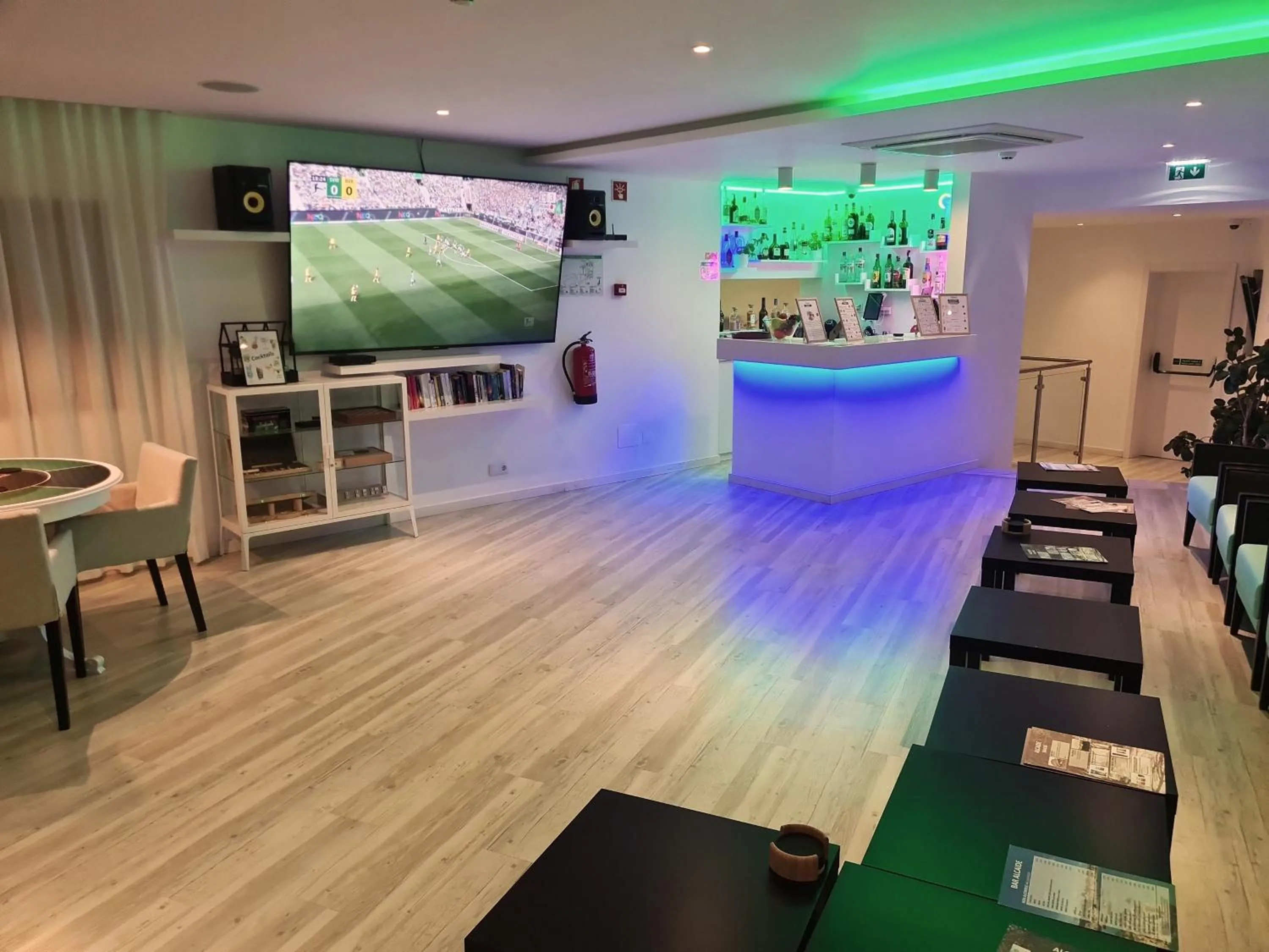 Communal lounge/ TV room in Hotel Alcaide