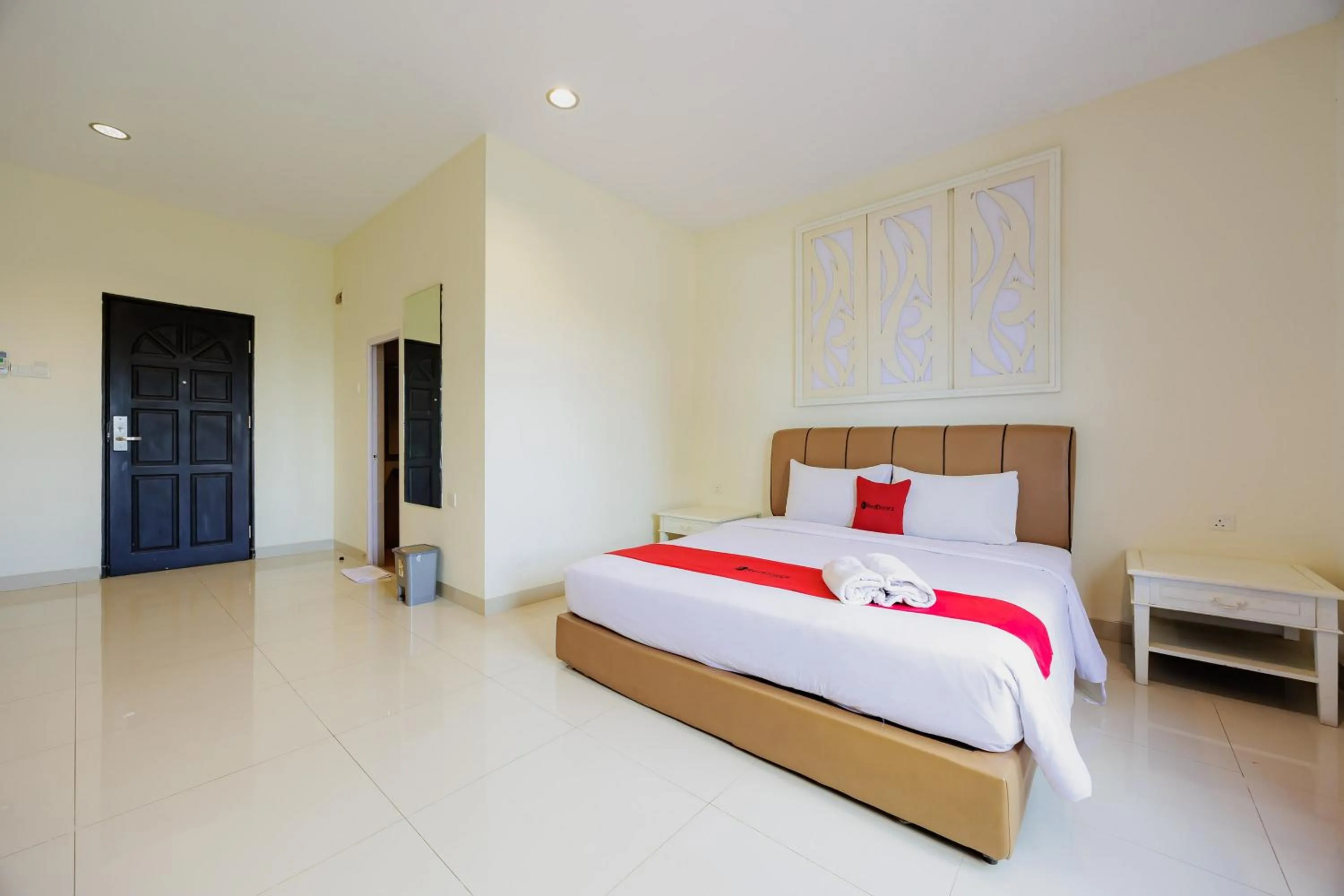 Bedroom, Bed in RedDoorz Plus near Ferry Terminal Batam Center