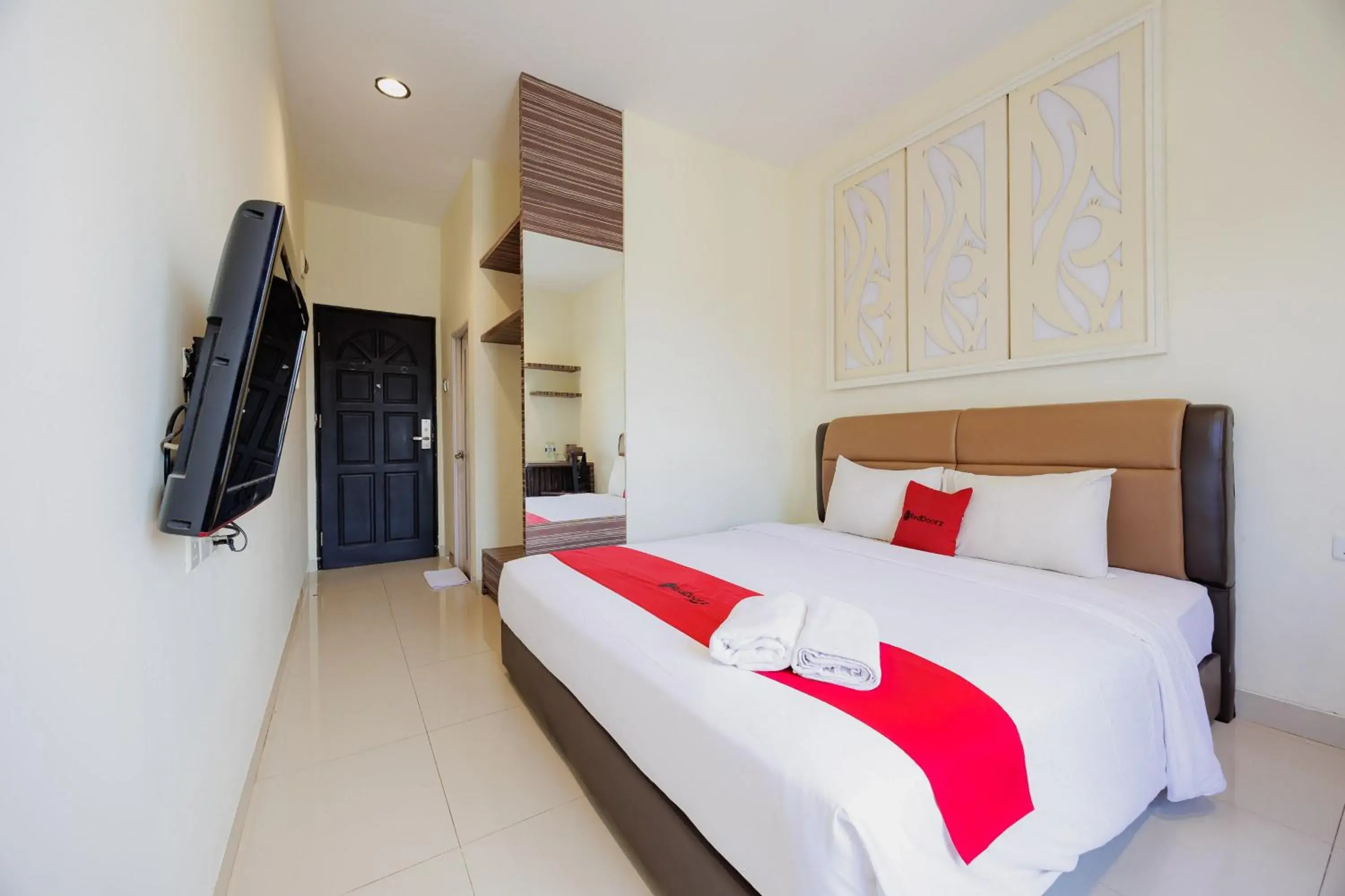 Bedroom, Bed in RedDoorz Plus near Ferry Terminal Batam Center Bedroom, Bed in RedDoorz Plus near Ferry Terminal Batam Center