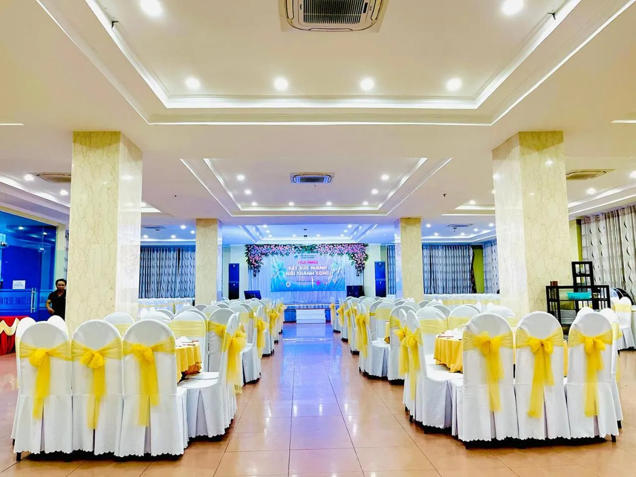 Restaurant/places to eat in My Khe 2 Da Nang Seafront Hotel