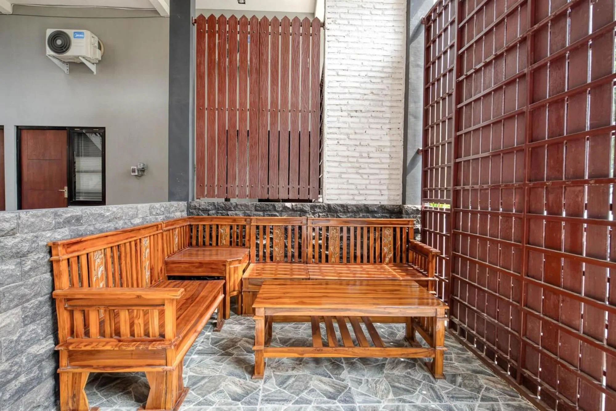 Seating area in RedDoorz Syariah @ Jl. Cengger Ayam Dalam