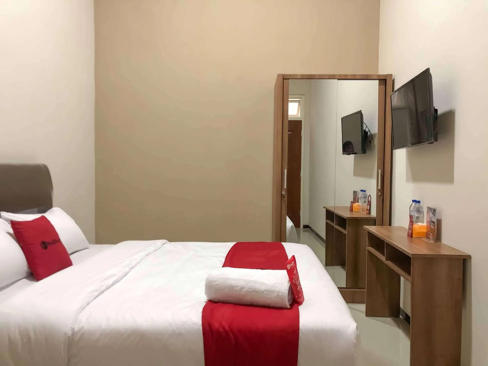 Bed in RedDoorz Syariah @ Jl. Cengger Ayam Dalam