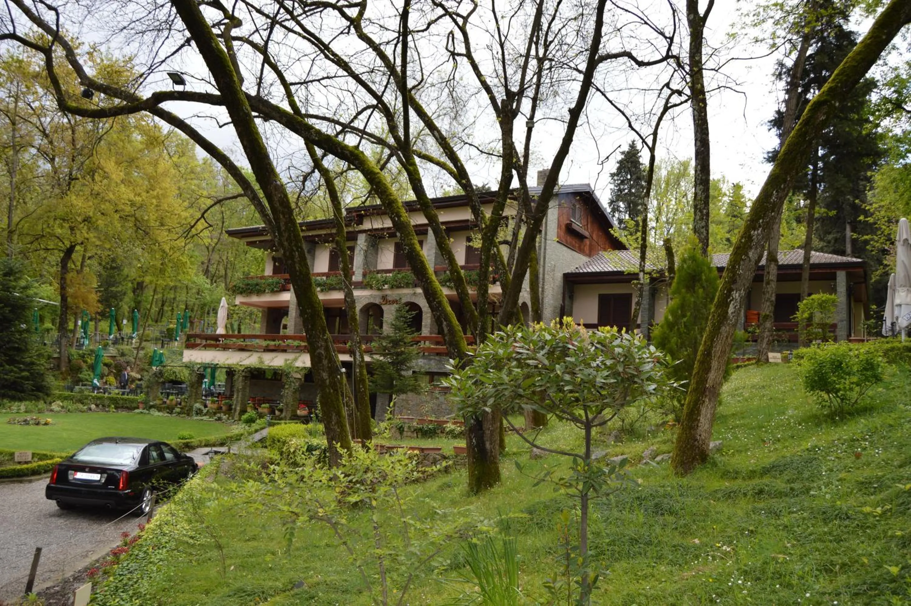 Property building in Hotel Restaurant Dreri
