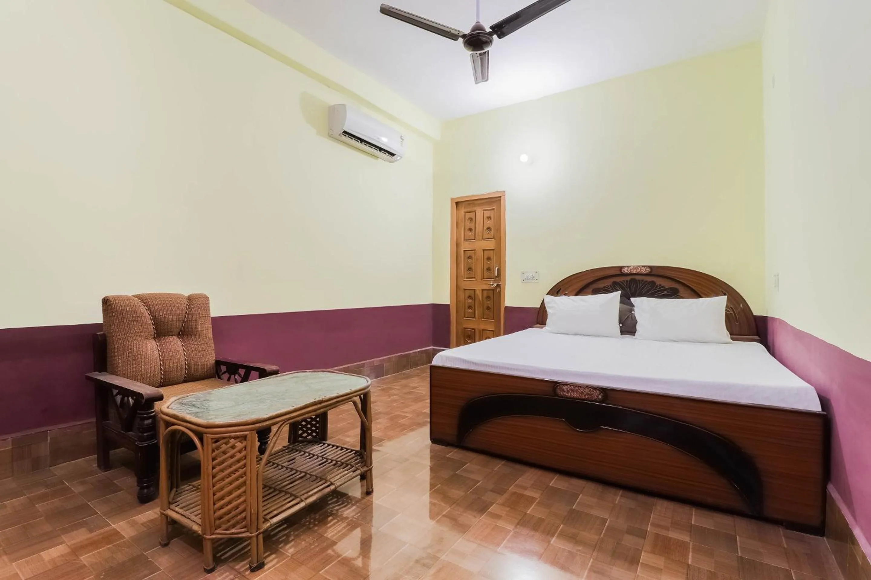 Bedroom, Bed in Hotel O Jyotish House
