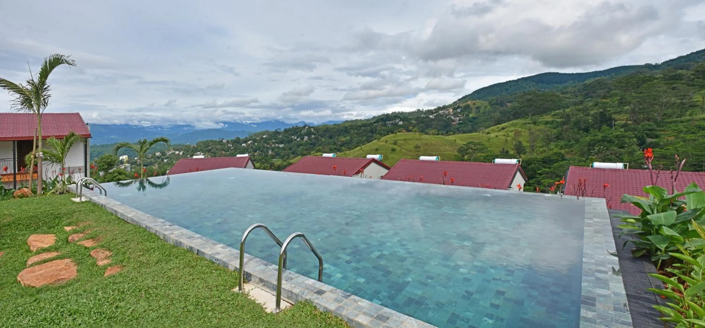 Swimming pool in Fox Kandy by Fox Resorts - Luxury in the Mist