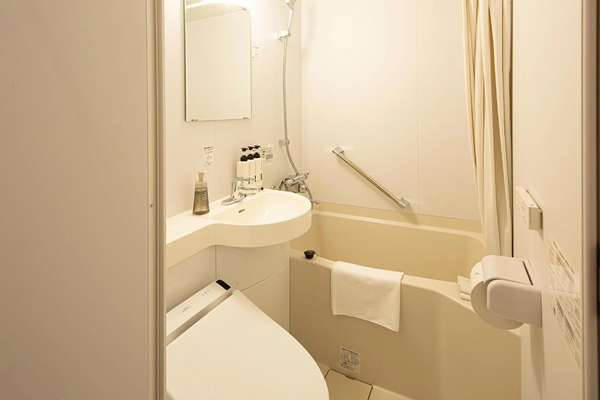 Toilet in Place Hotel Ascot