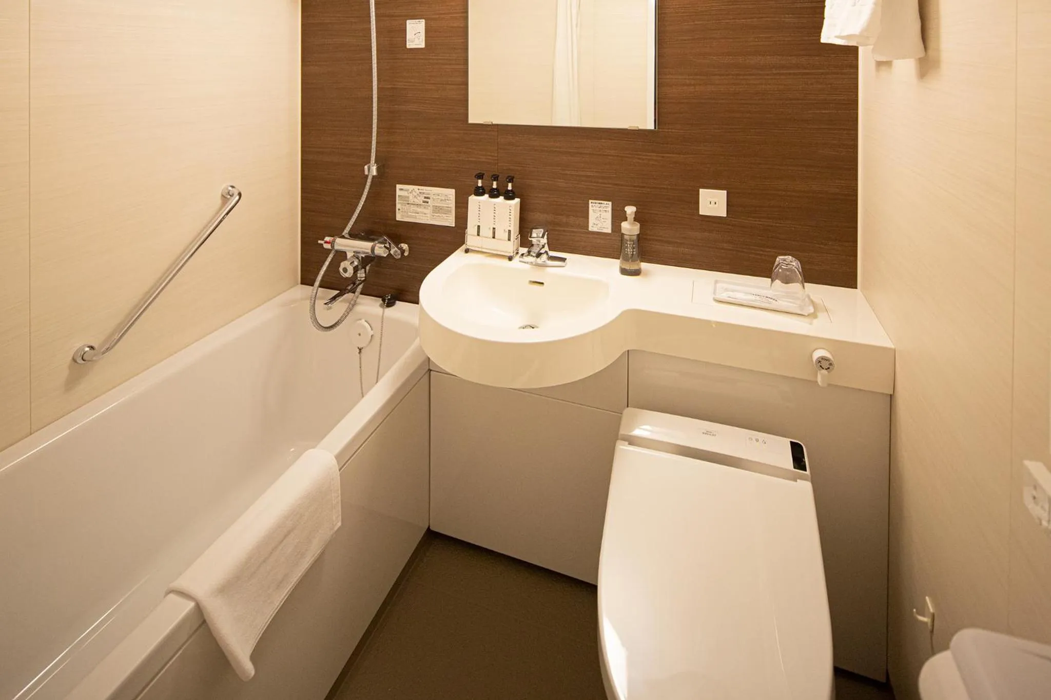 Toilet in Place Hotel Ascot