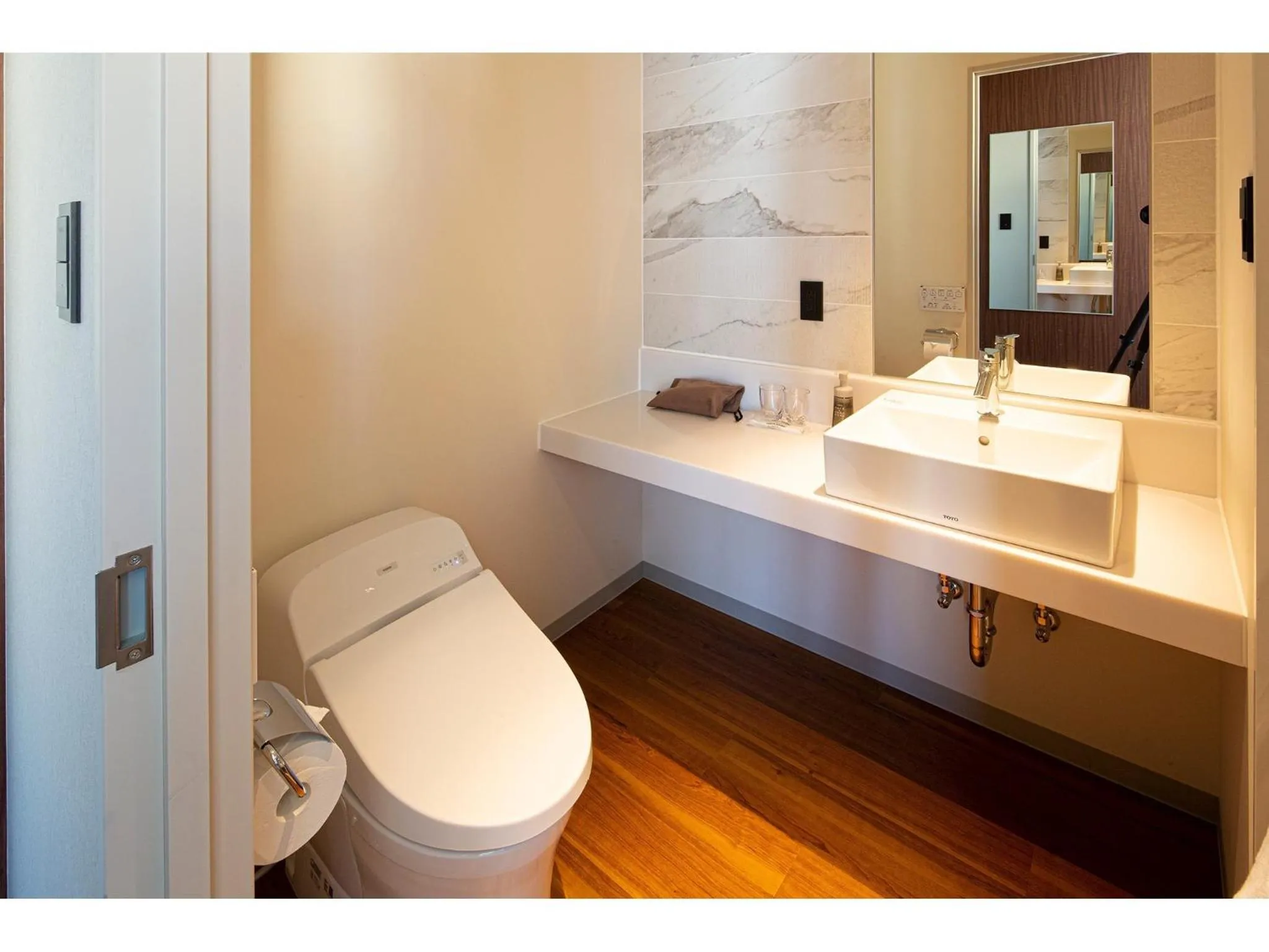 Toilet in Place Hotel Ascot