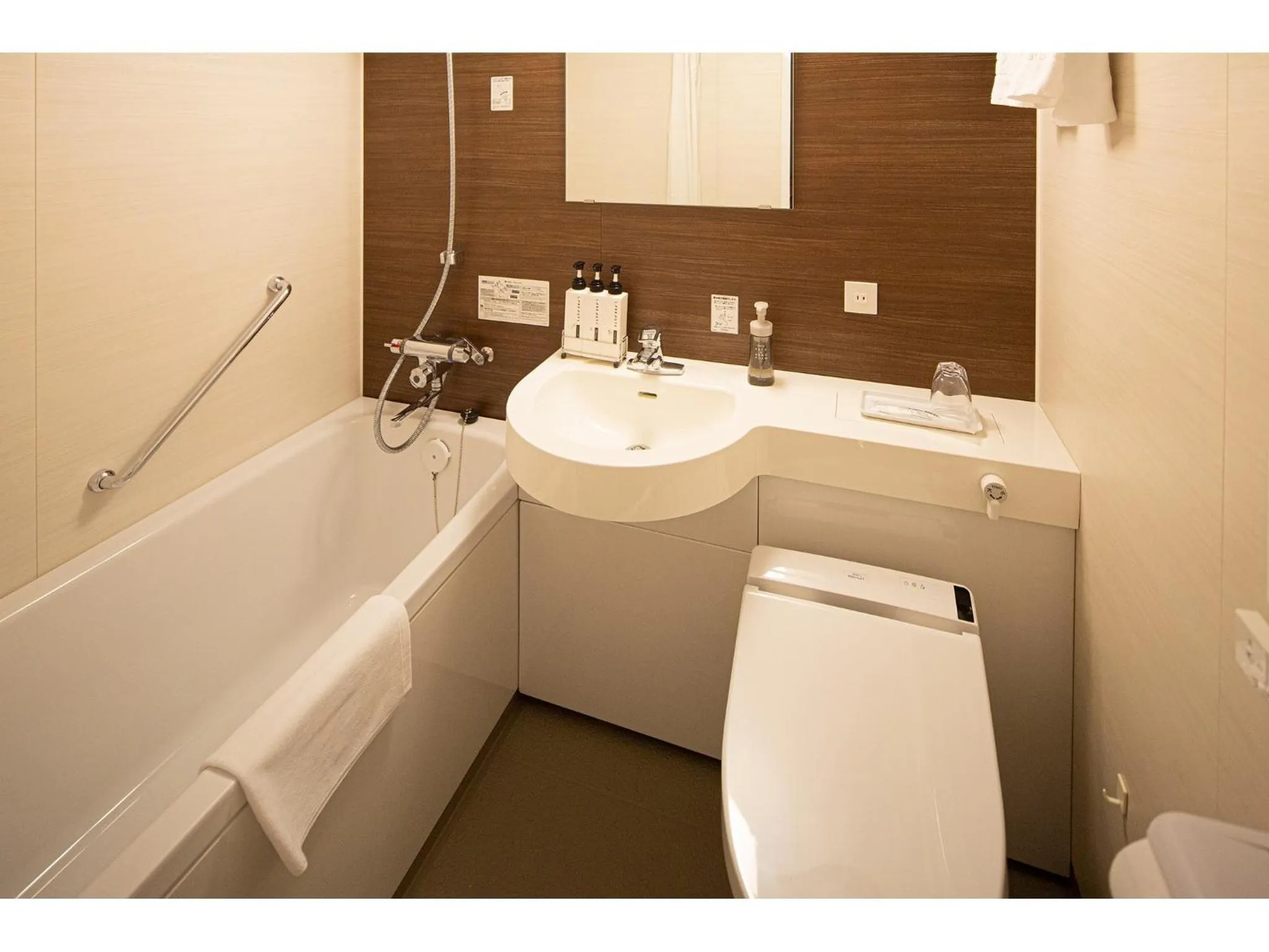 Toilet in Place Hotel Ascot