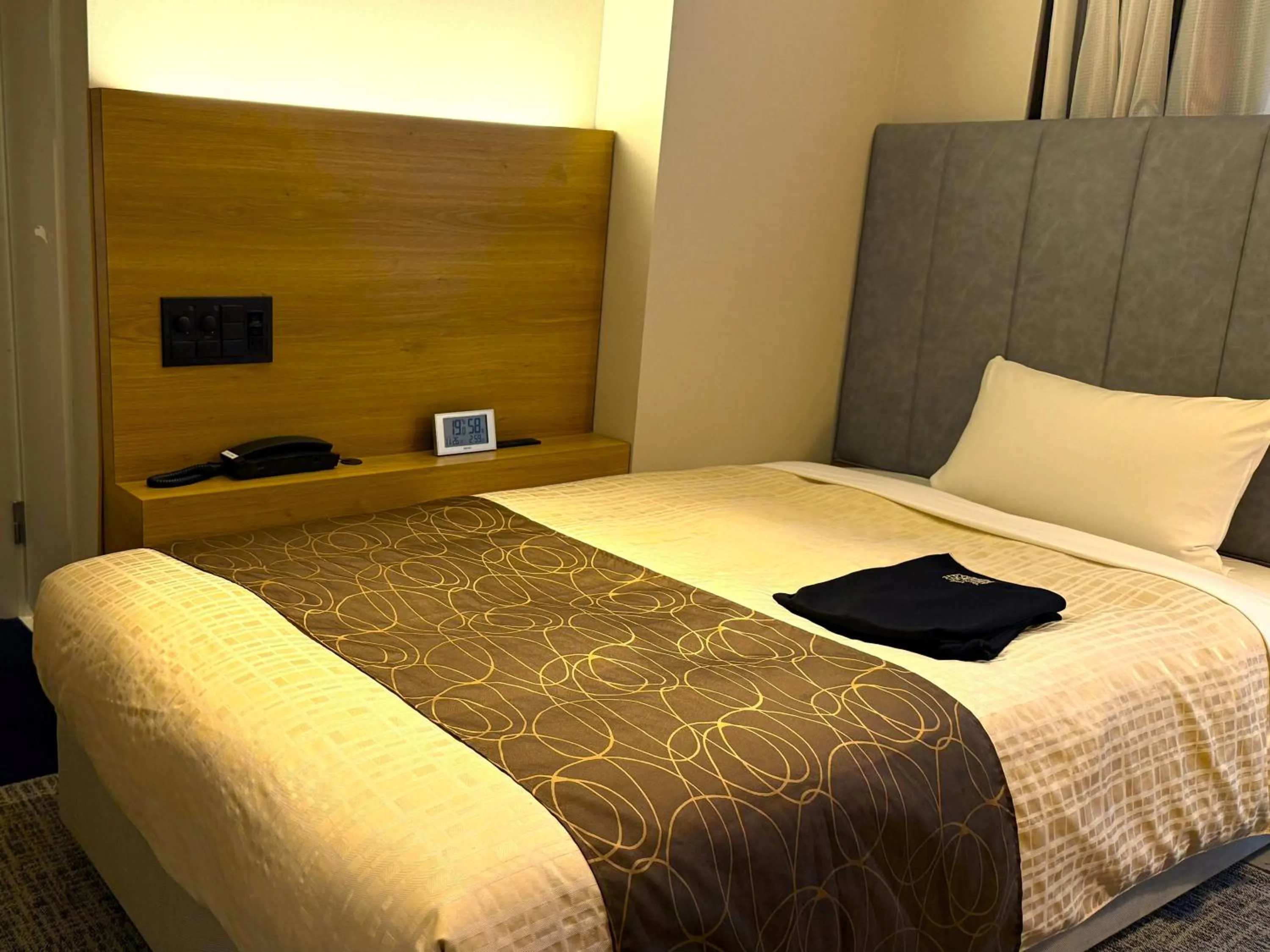 Photo of the whole room, Bed in Place Hotel Ascot