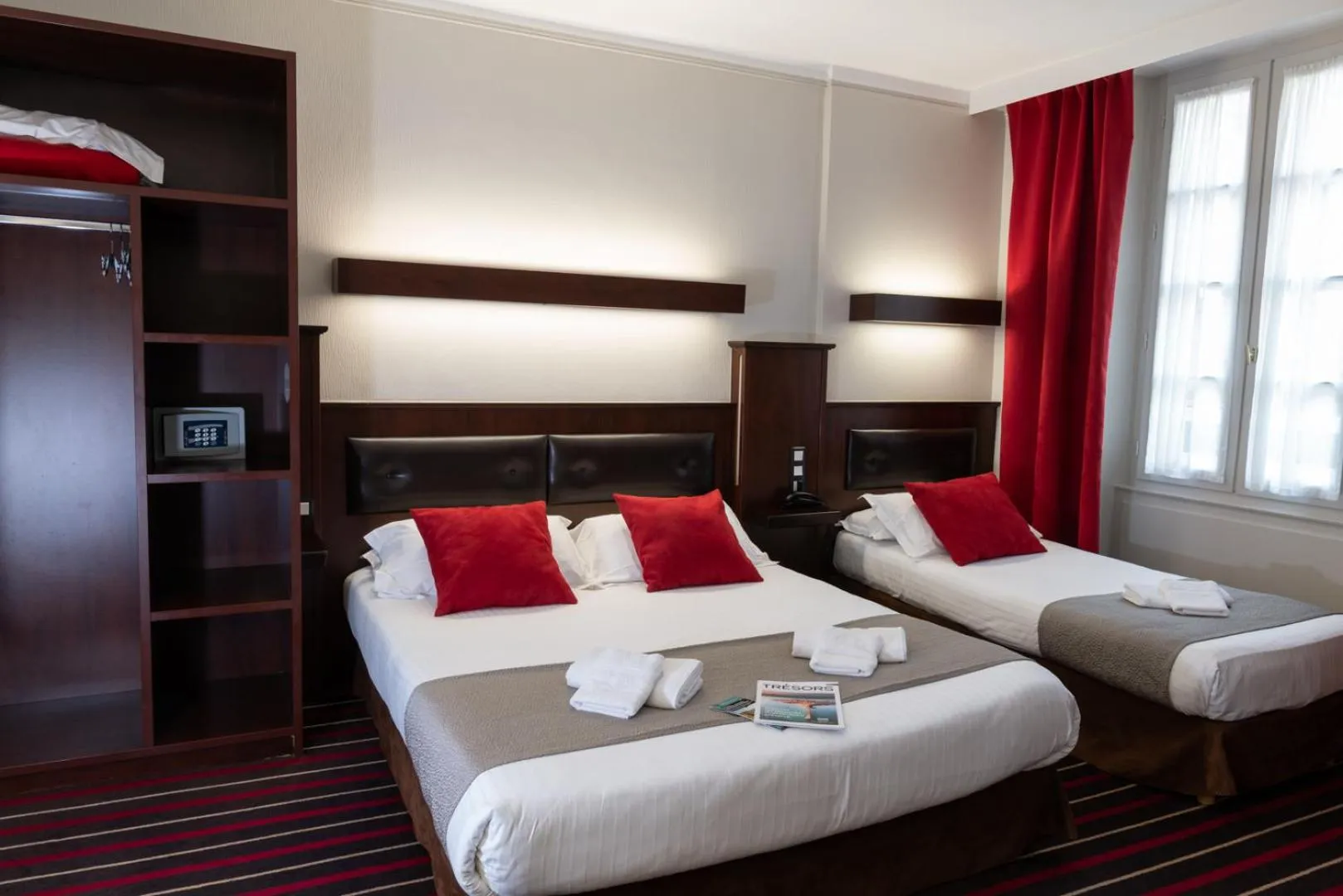 Photo of the whole room, Bed in Hotel De L'univers