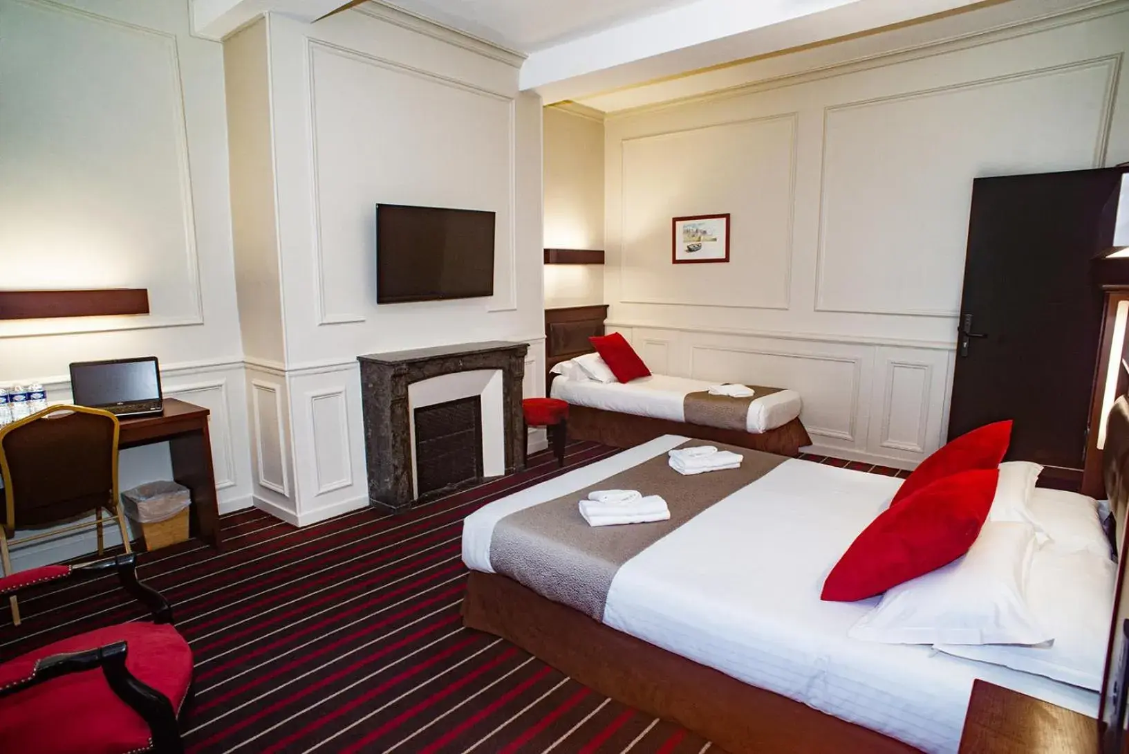 Bedroom, Bed in Hotel De L'univers Bedroom, Bed in Hotel De L'univers