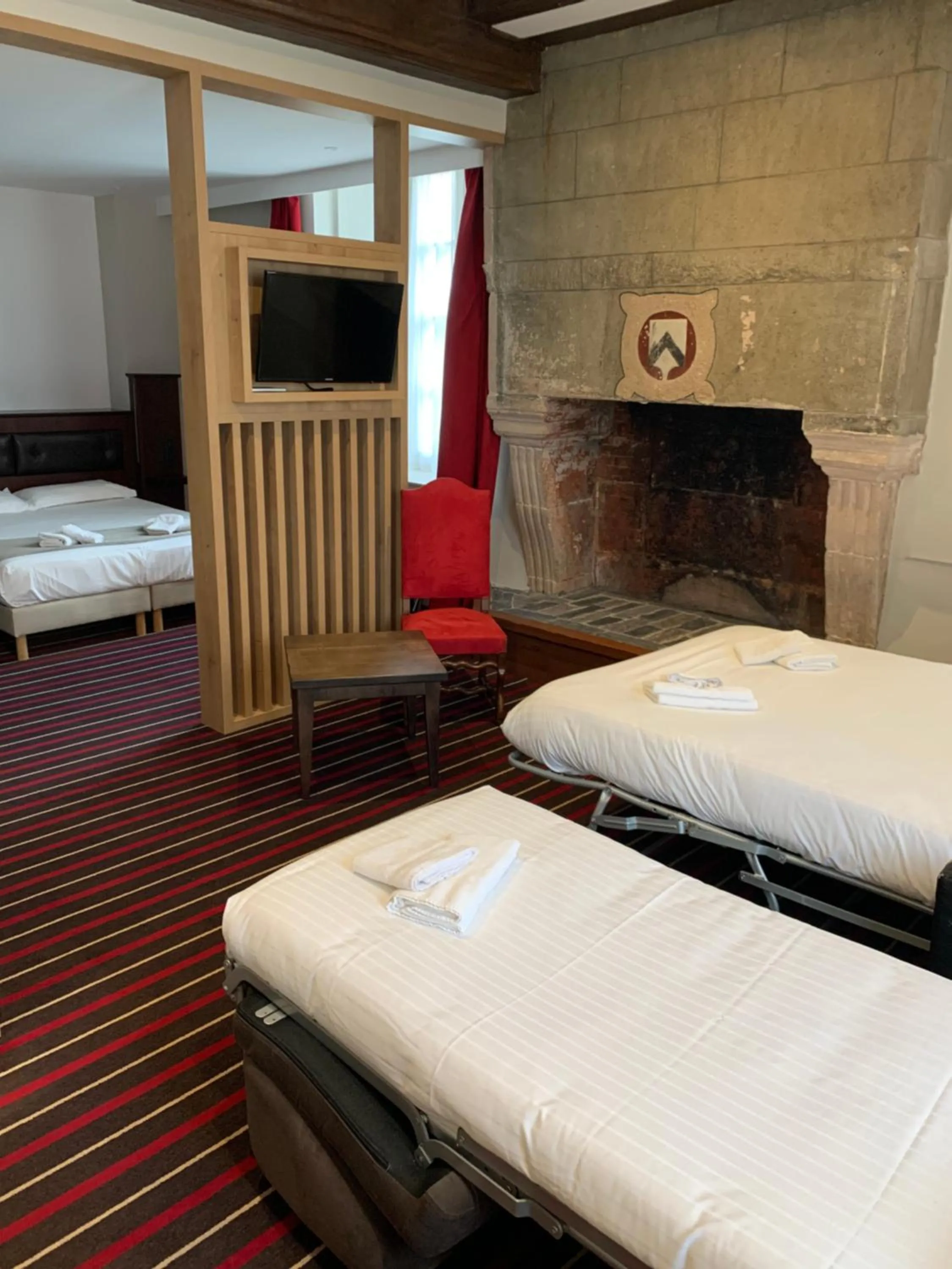 Photo of the whole room, Bed in Hotel De L'univers