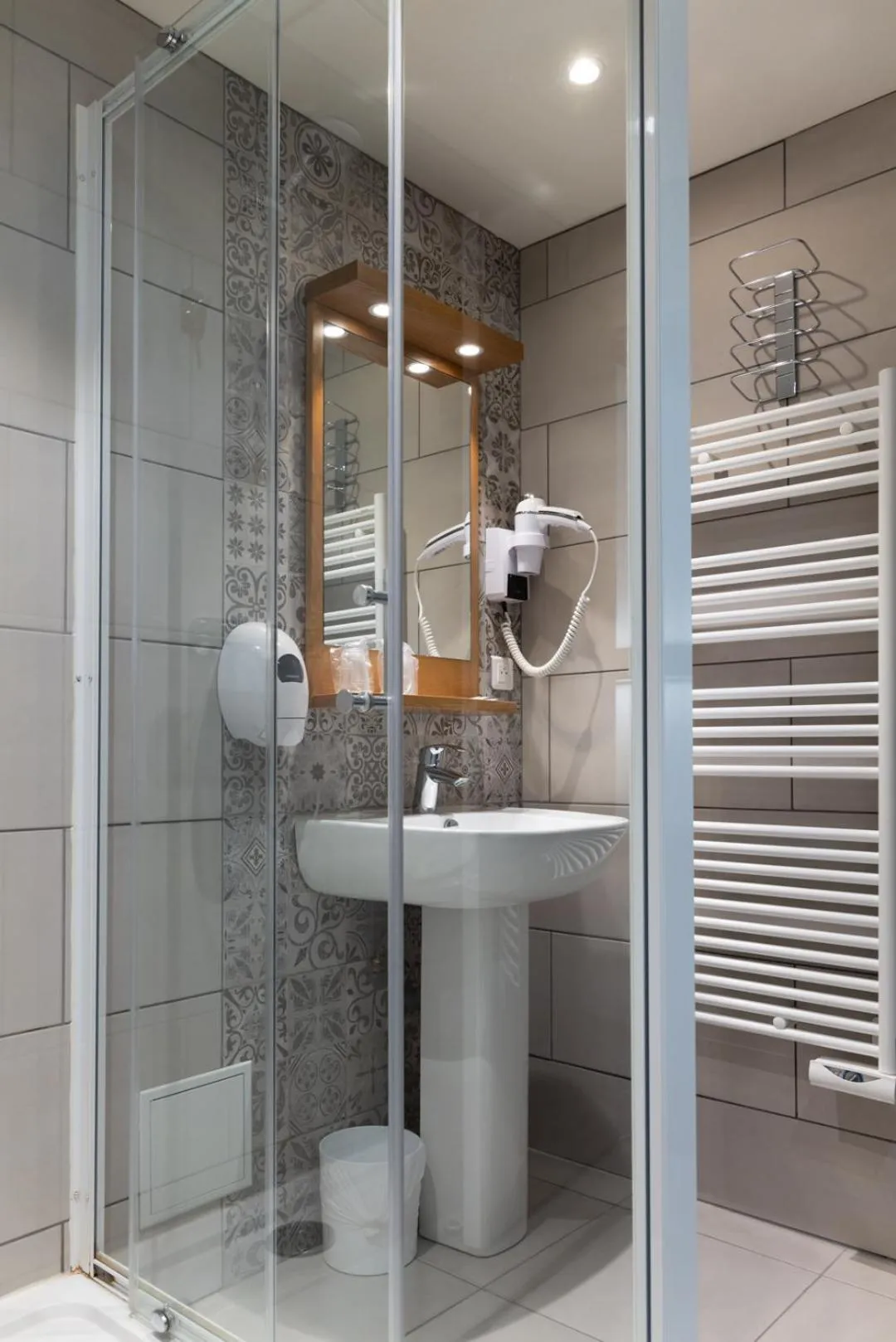 Shower in Hotel De L'univers