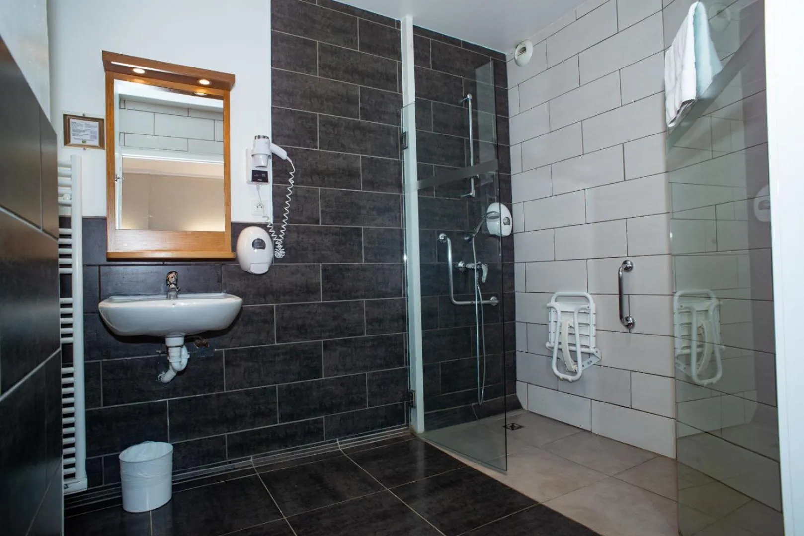 Shower in Hotel De L'univers