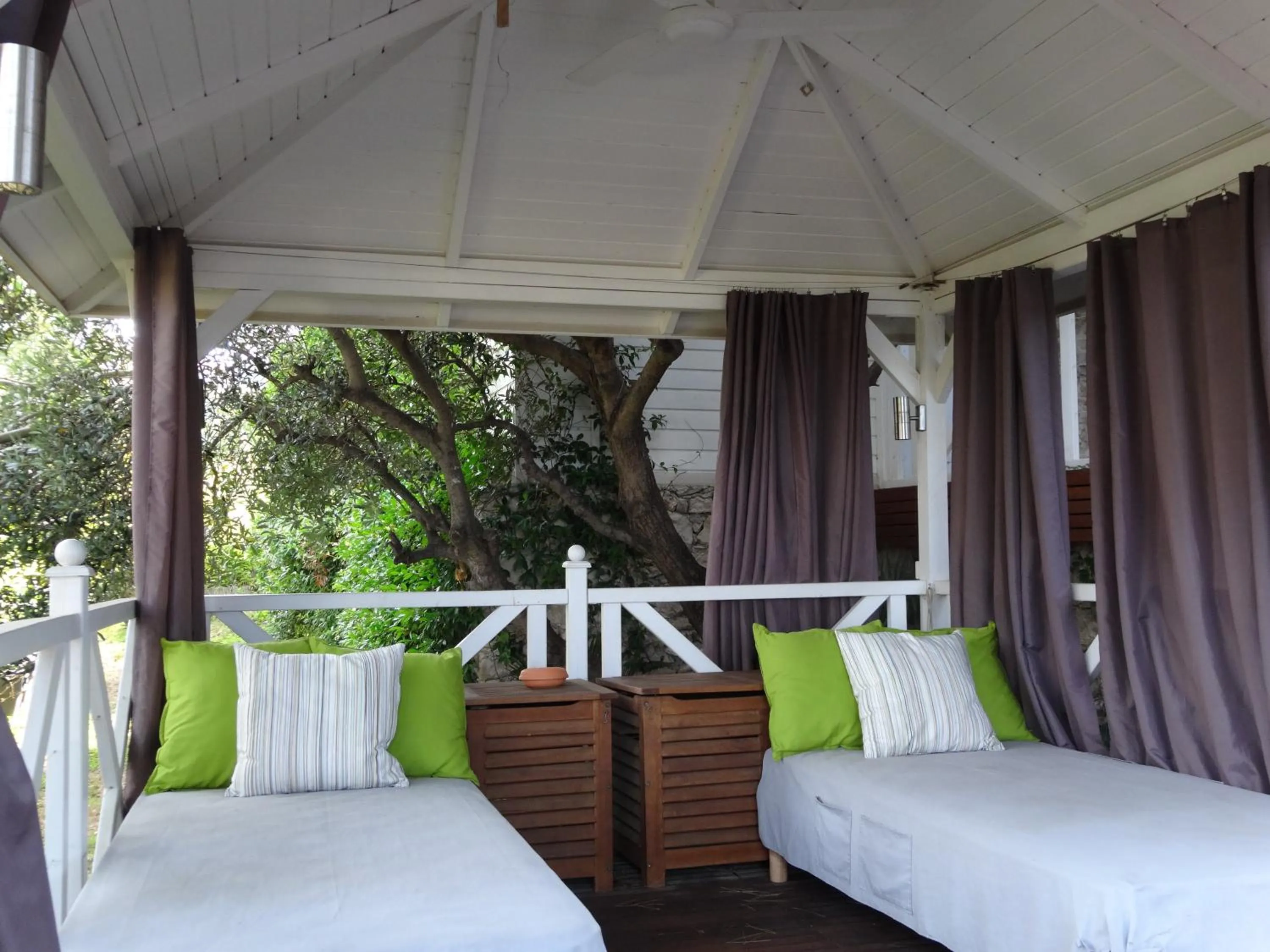 Patio, Bed in La LUNA of MARSEILLE - VILLA D'ARCHITECTE B&B