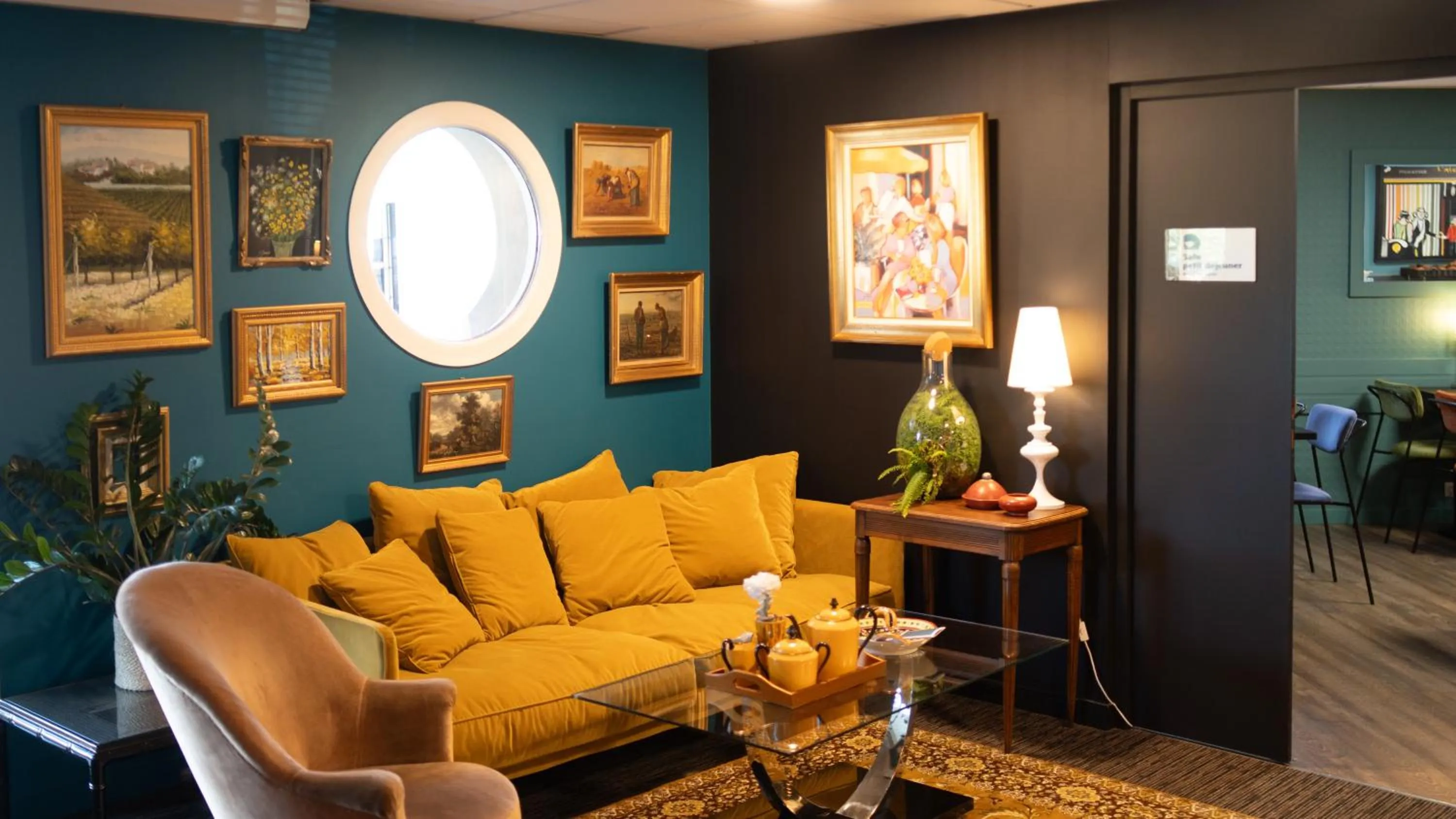 Communal lounge/ TV room in Hôtel Kyriad Brive Ouest