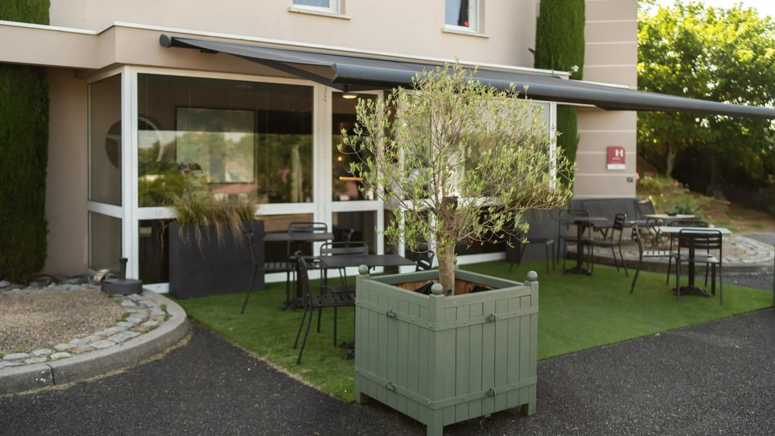 Patio in Hôtel Kyriad Brive Ouest
