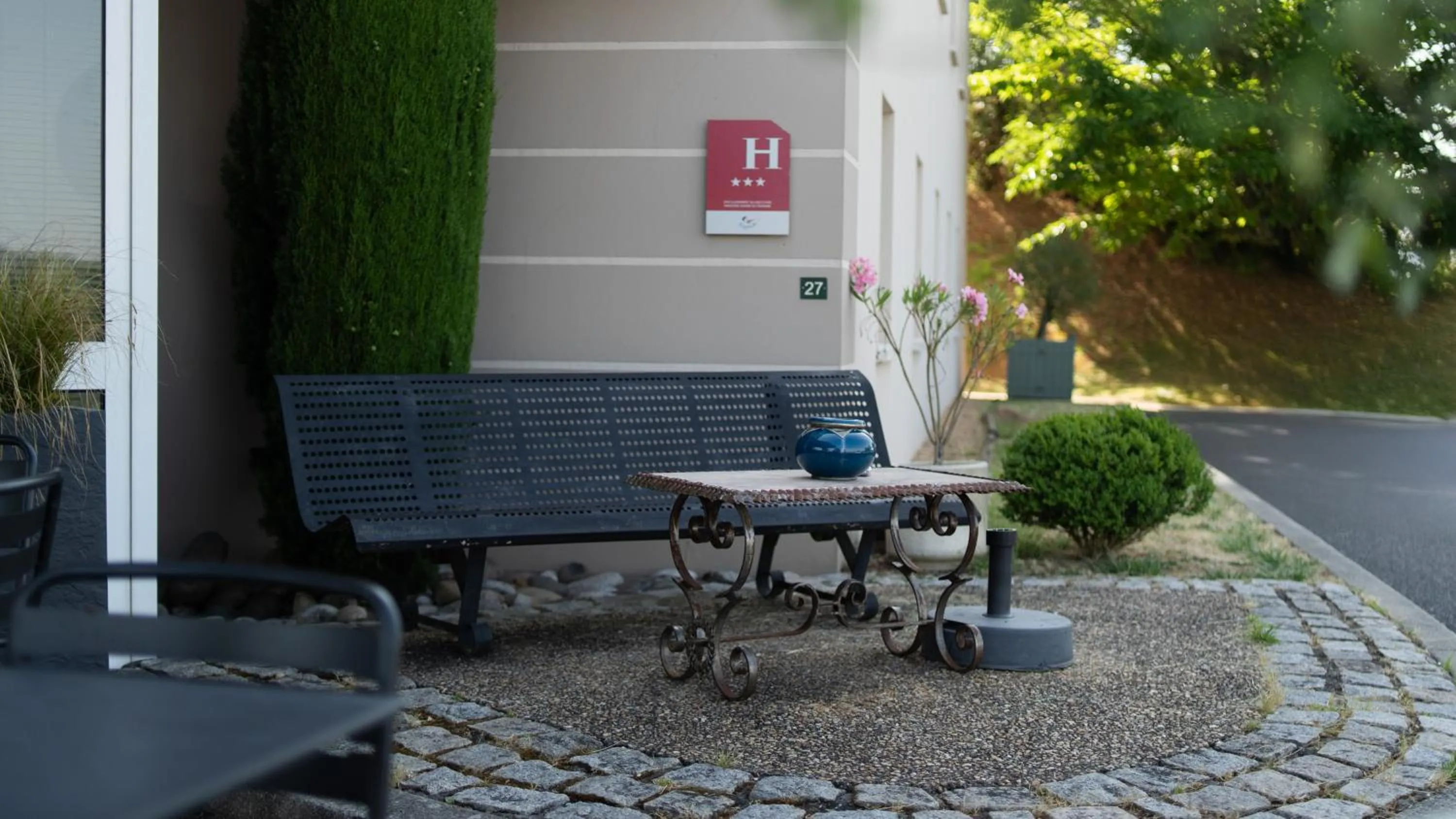 Patio in Hôtel Kyriad Brive Ouest