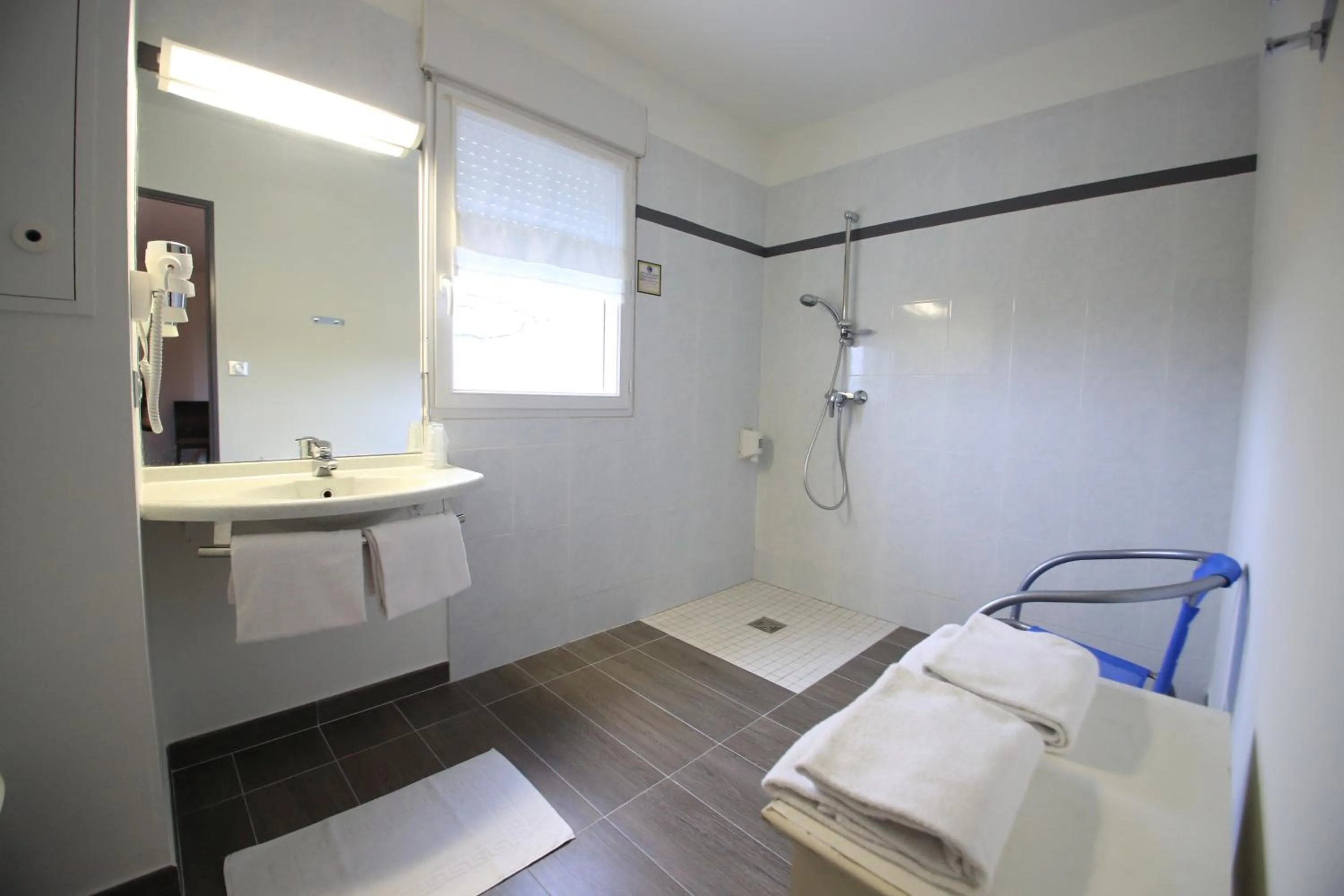 Shower, Bed in Hôtel Kyriad Brive Ouest