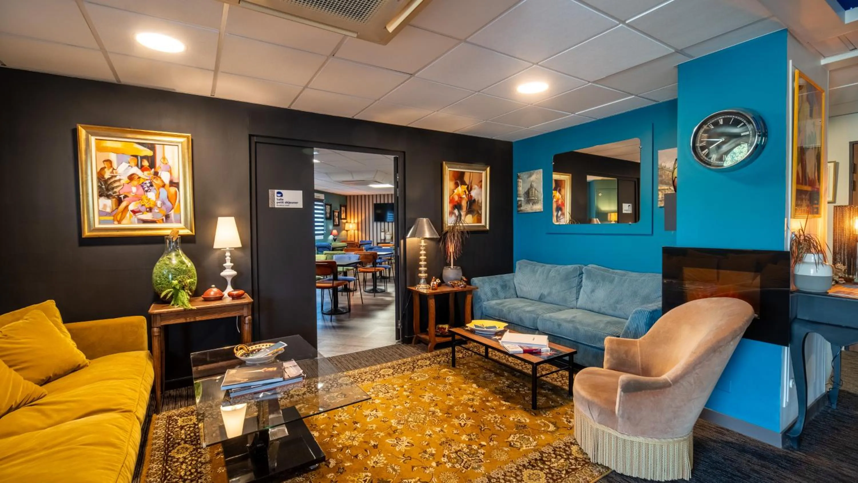 Communal lounge/ TV room in Hôtel Kyriad Brive Ouest