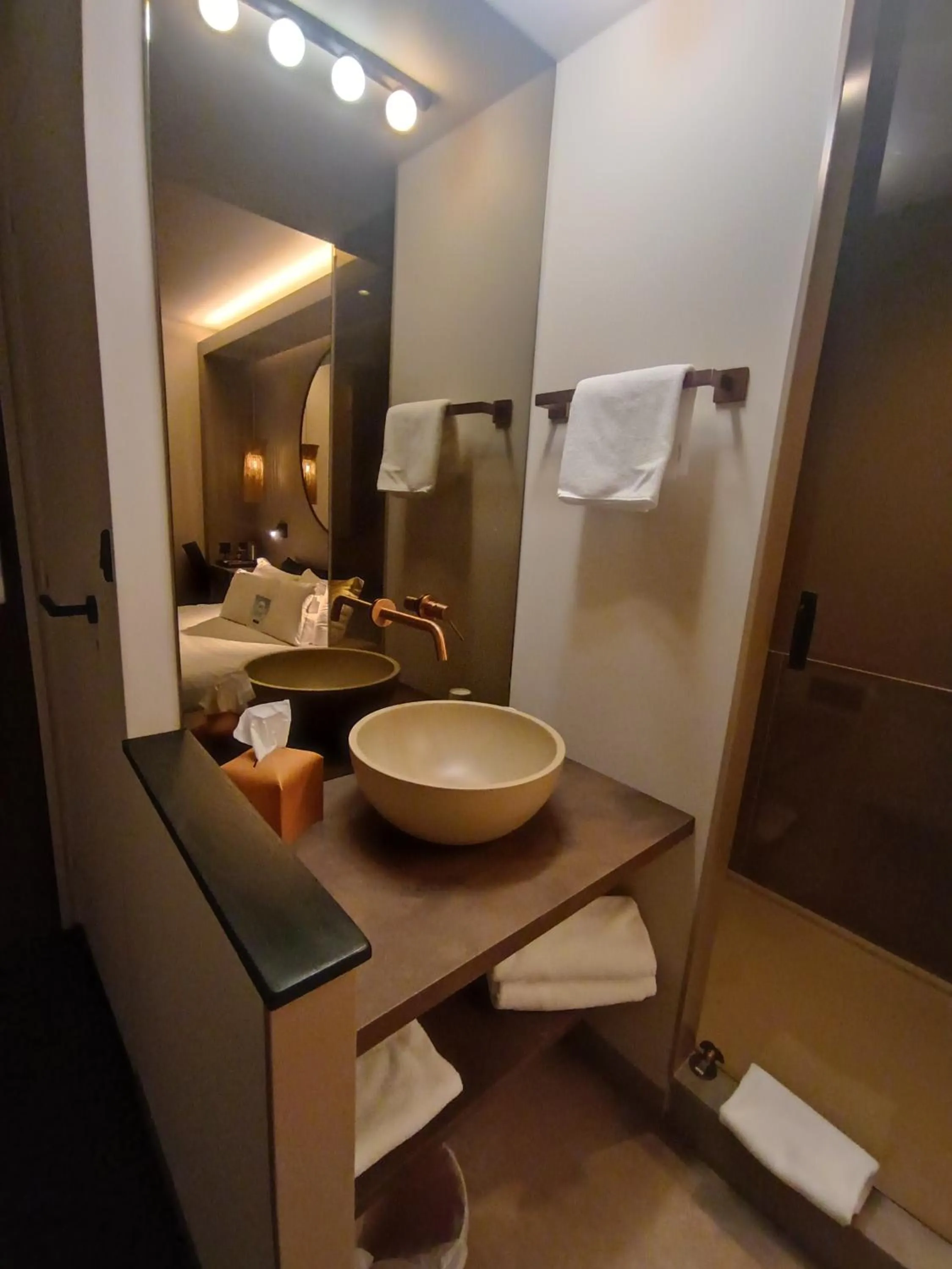 Shower in Hôtel Kyriad Brive Ouest