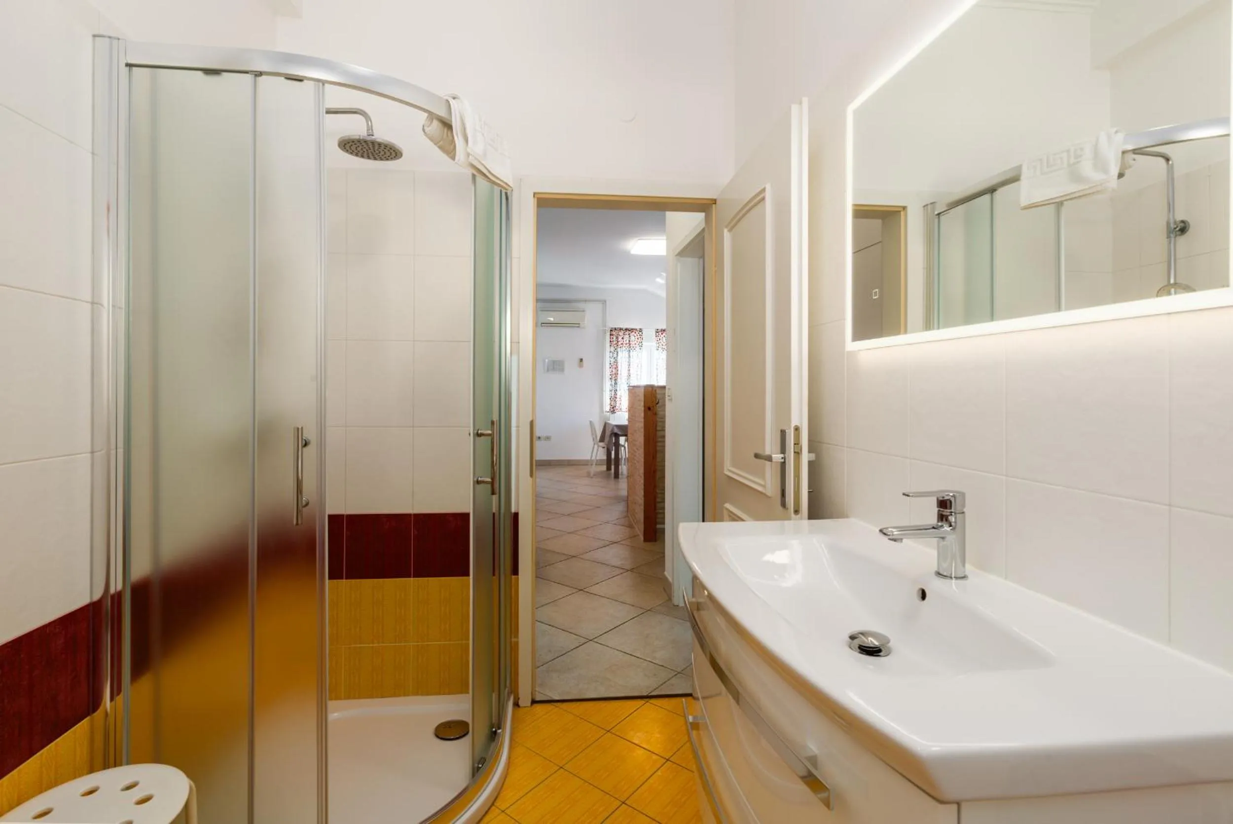 Shower in Trbović Apartments Peaceful stay with Free Parking, Pet-Friendly, and Bike Storage in Umag