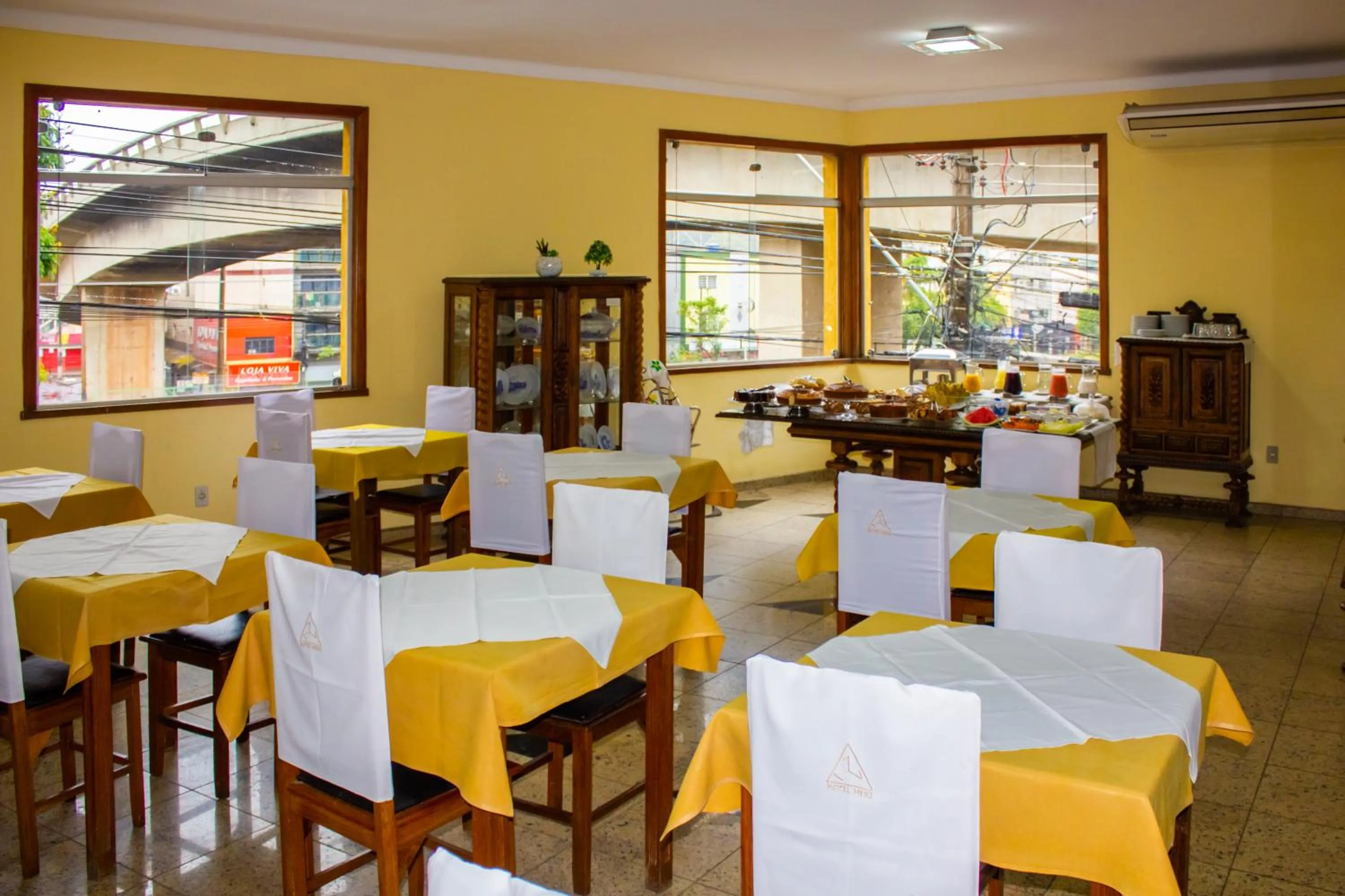 Restaurant/places to eat in Hotel Meri Conselheiro Lafaiete