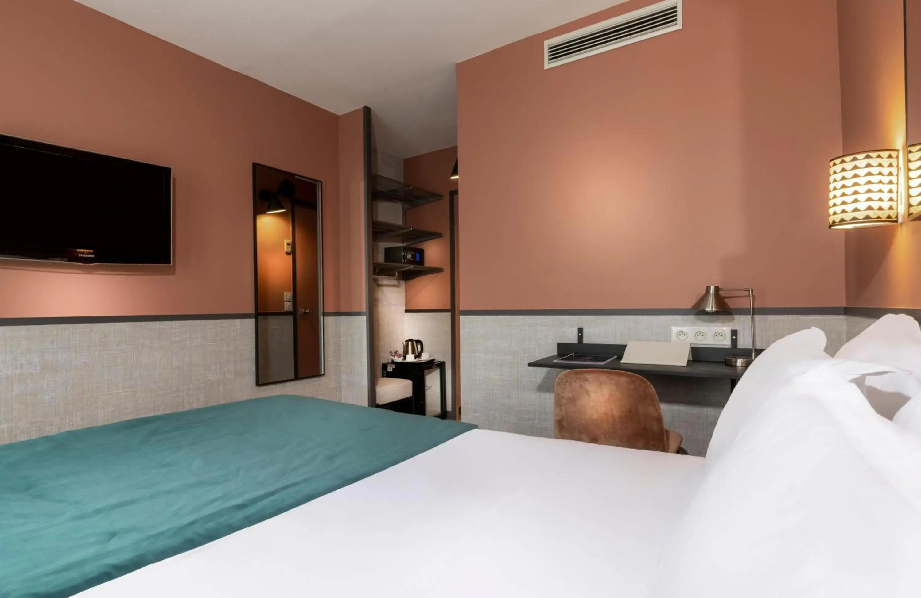 Photo of the whole room, Bed in Hôtel Marais de Launay Photo of the whole room, Bed in Hôtel Marais de Launay