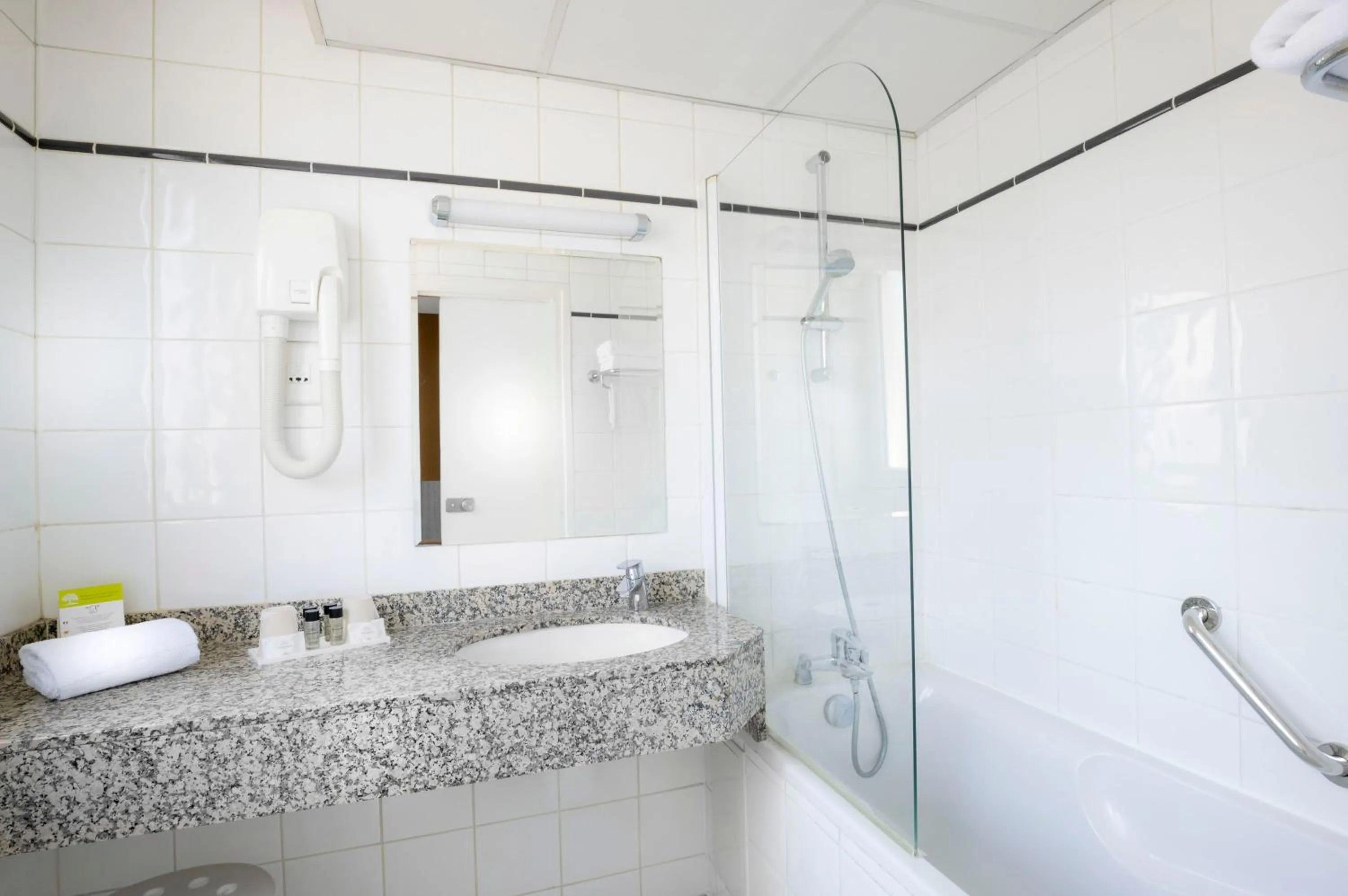 Bathroom in Hôtel Marais de Launay