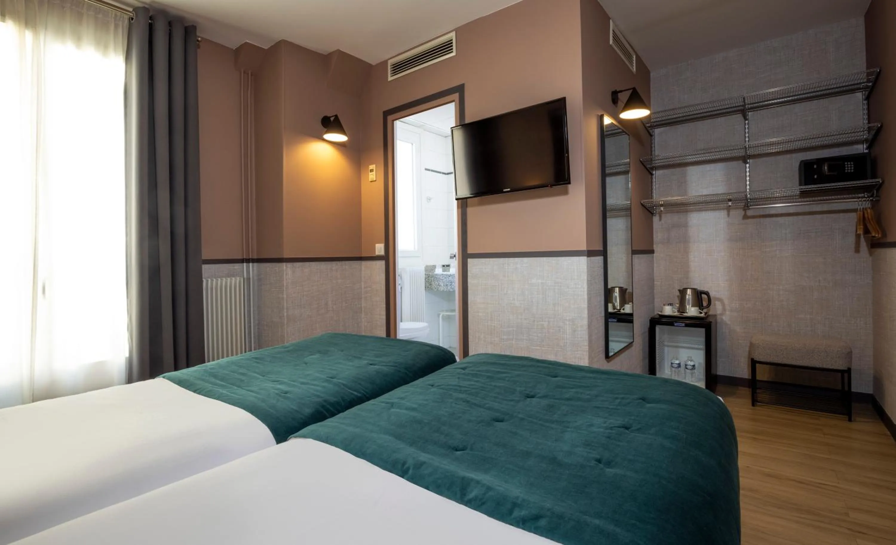 Photo of the whole room, Bed in Hôtel Marais de Launay