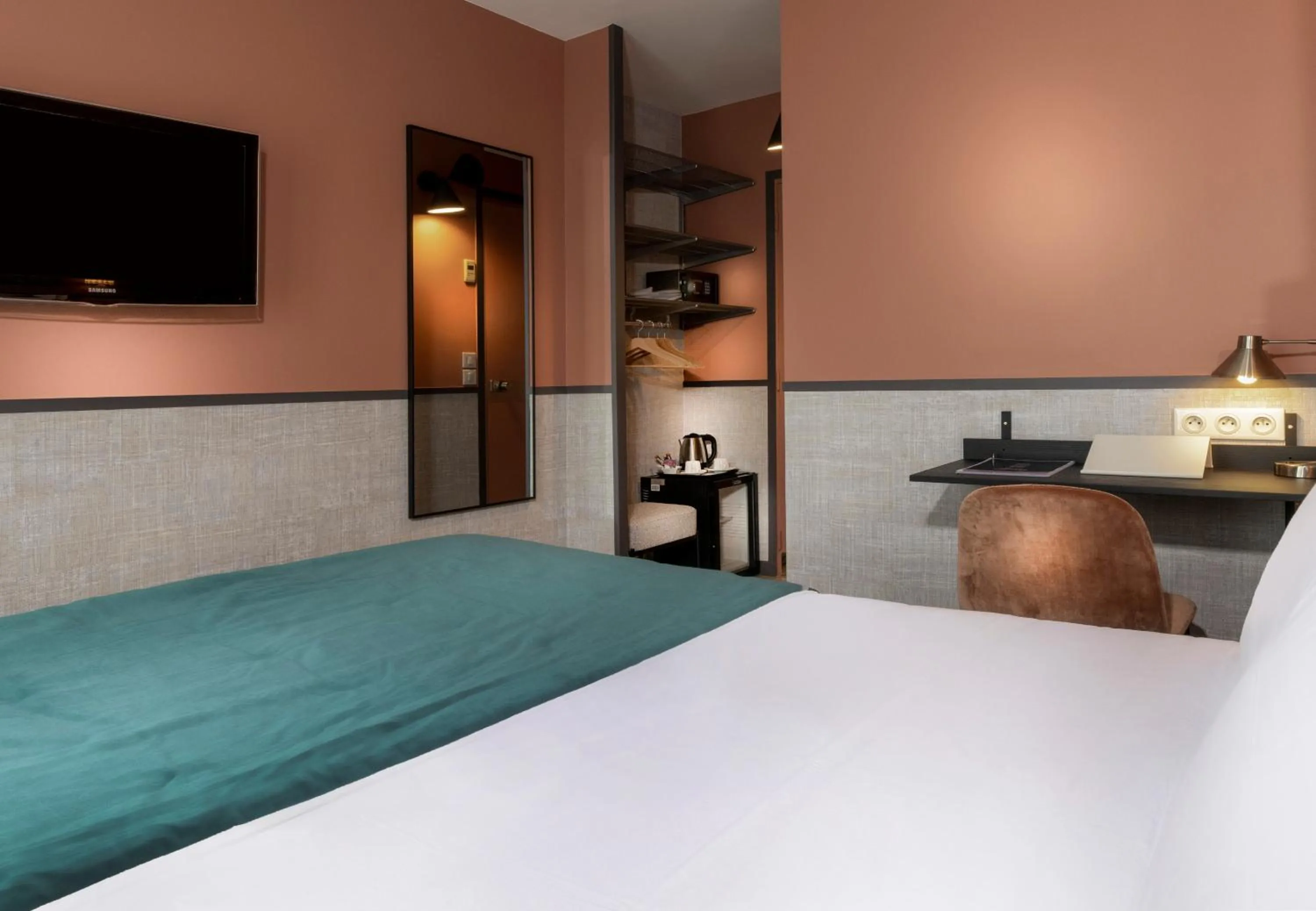 Photo of the whole room, Bed in Hôtel Marais de Launay