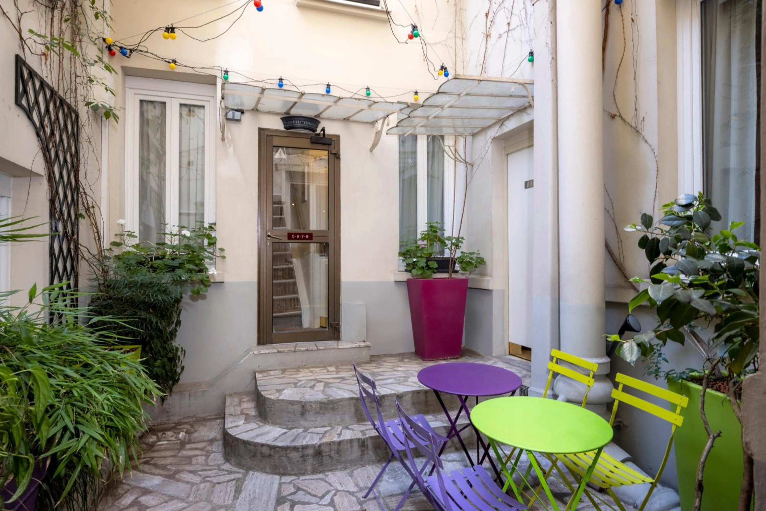 Inner courtyard view in Hôtel Marais de Launay