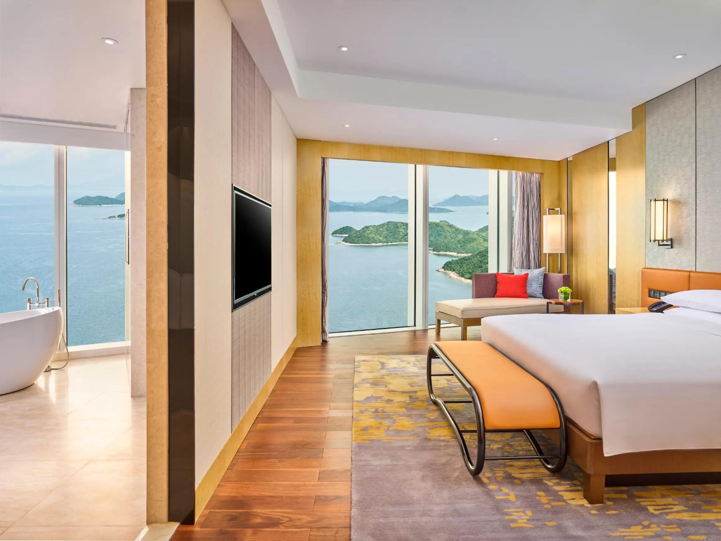 Photo of the whole room, Bed in Hyatt Regency Shenzhen Yantian