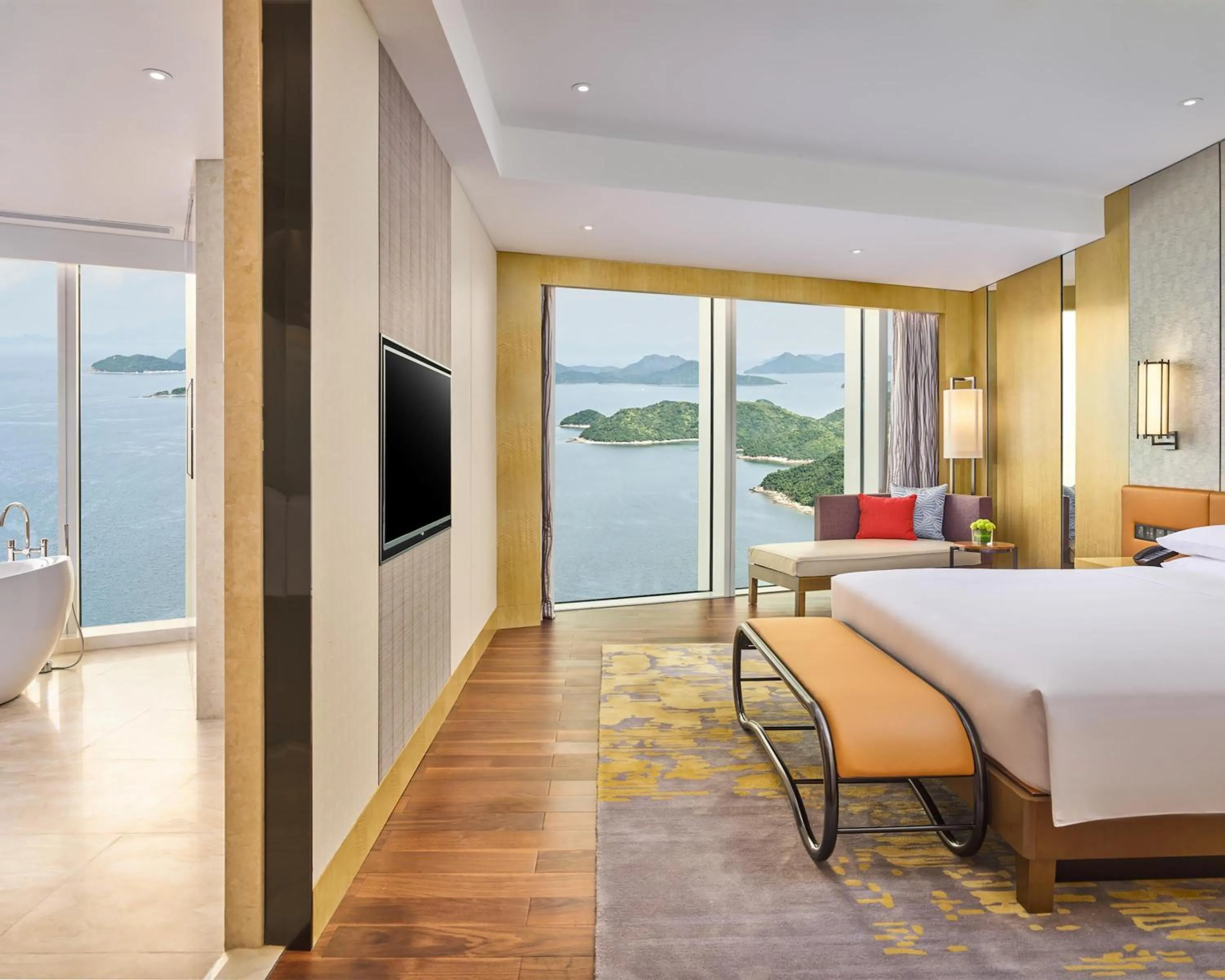 Photo of the whole room, Bed in Hyatt Regency Shenzhen Yantian