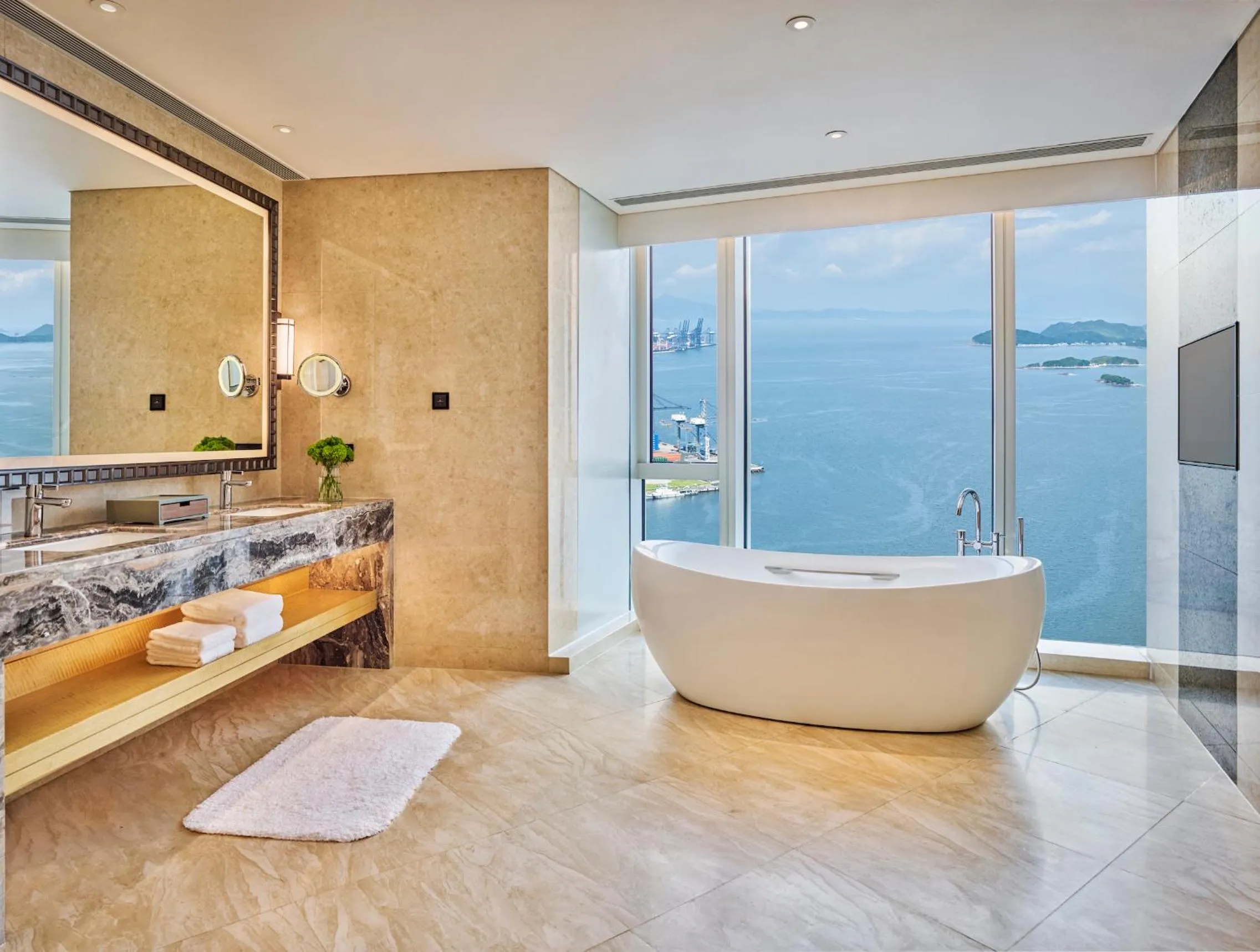 Toilet, Bed in Hyatt Regency Shenzhen Yantian