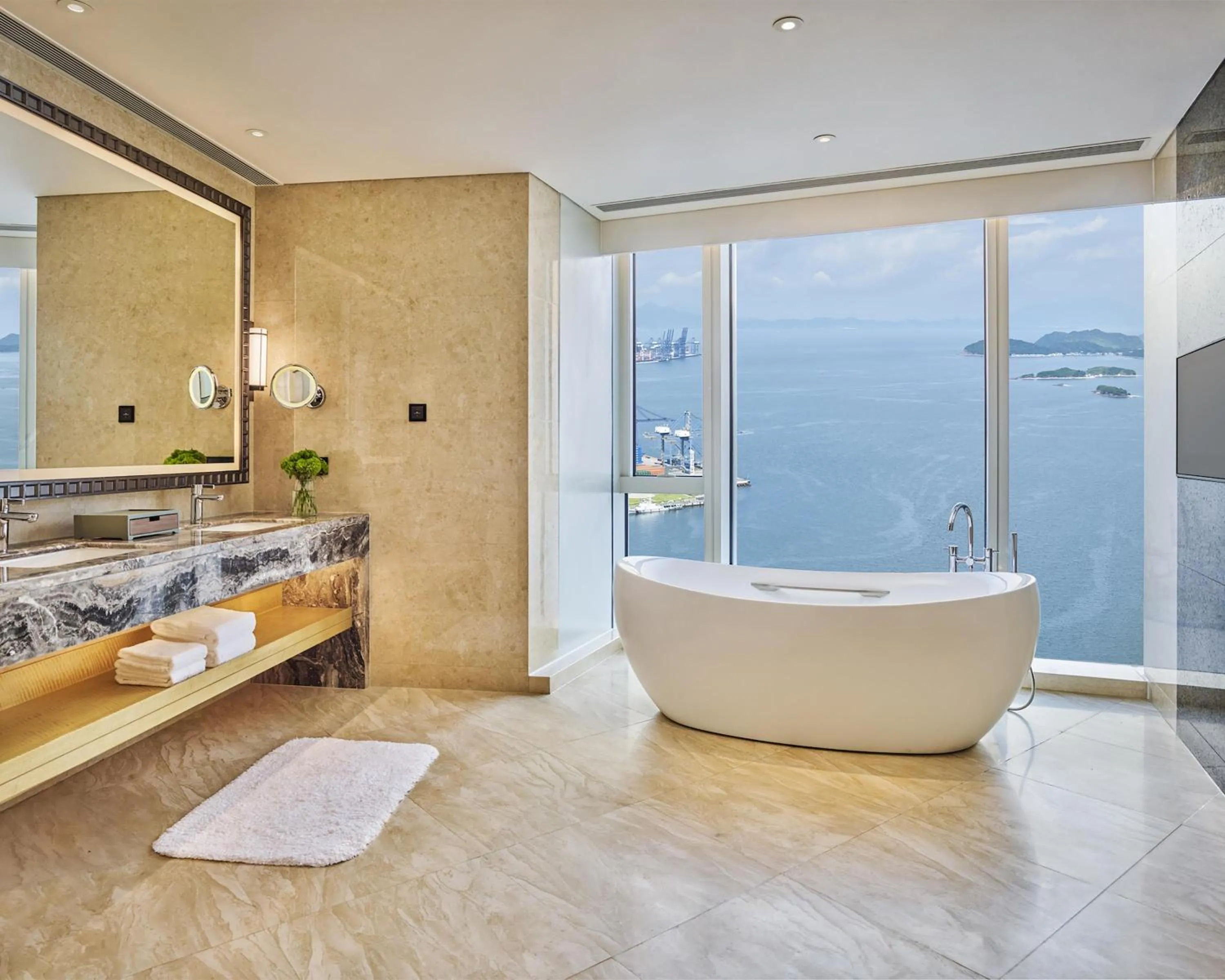 Bathroom, Bed in Hyatt Regency Shenzhen Yantian
