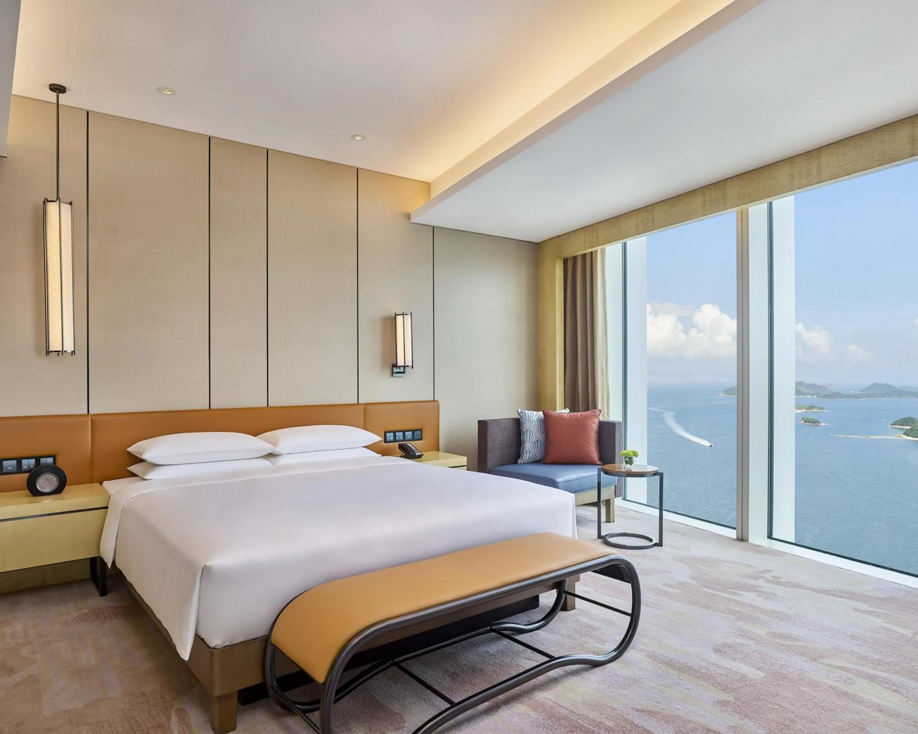 Photo of the whole room, Bed in Hyatt Regency Shenzhen Yantian