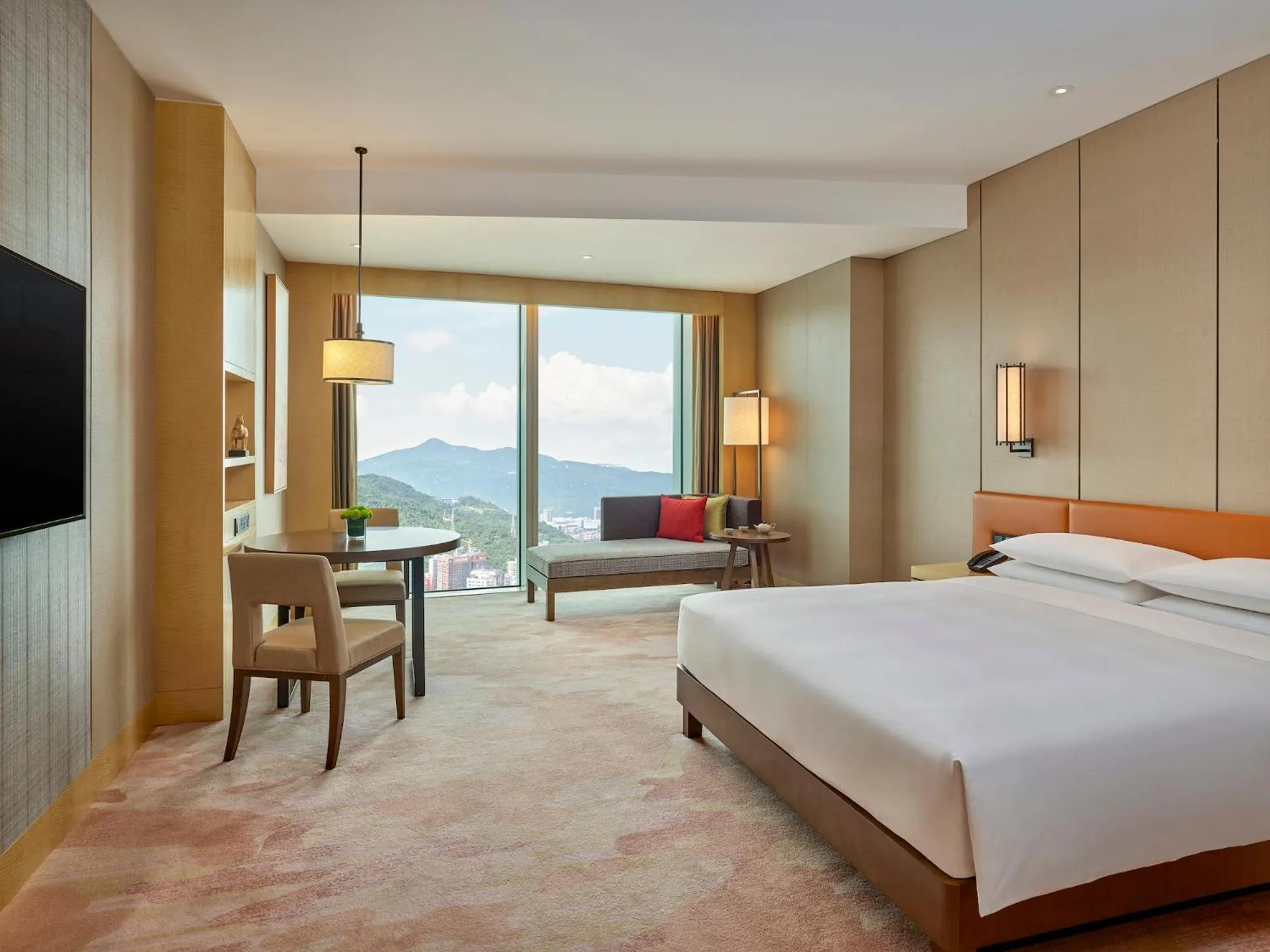 Photo of the whole room, Bed in Hyatt Regency Shenzhen Yantian