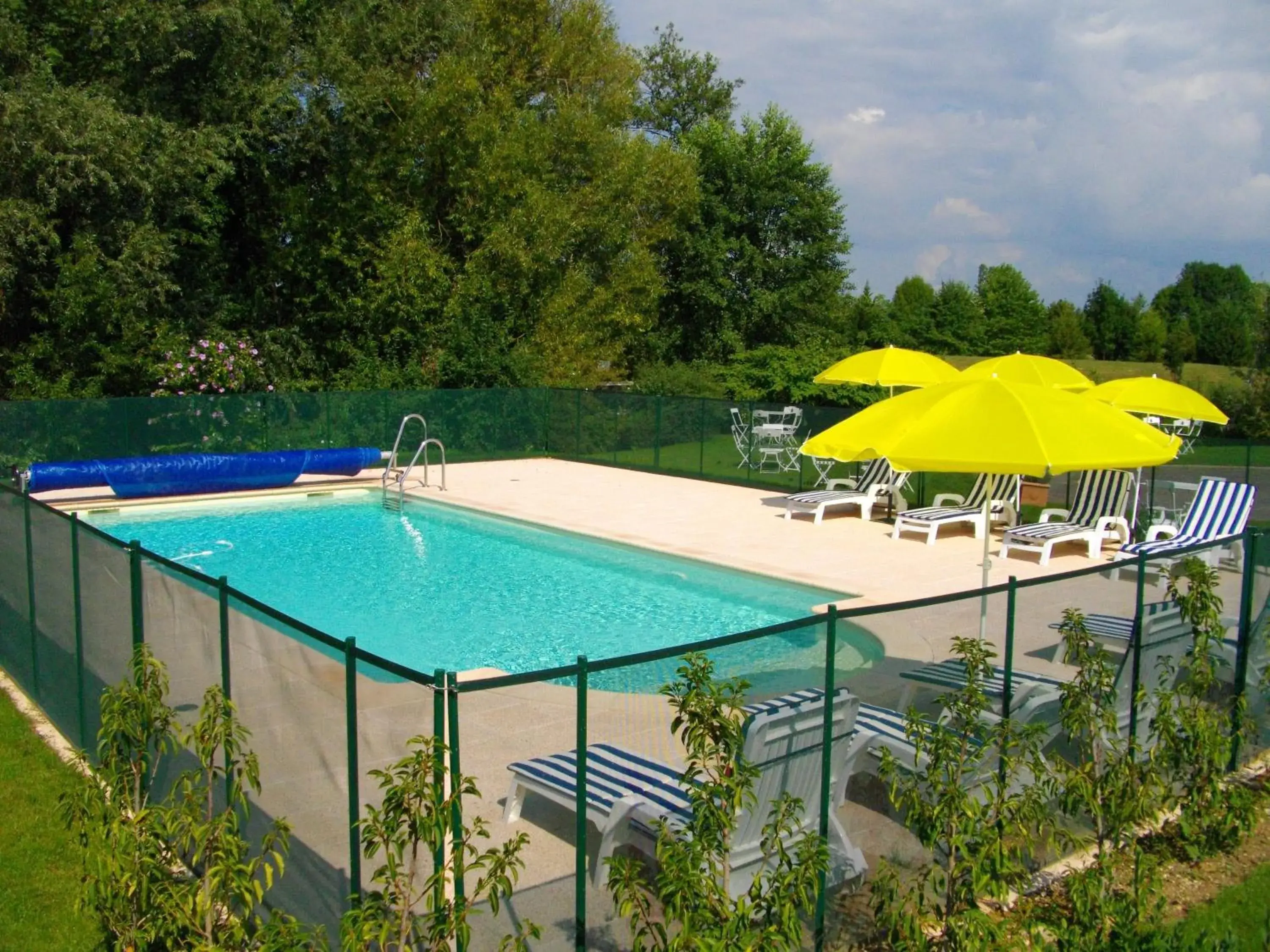 Swimming pool in Golf Hotel Colvert - Room Service Disponible Swimming pool in Golf Hotel Colvert - Room Service Disponible